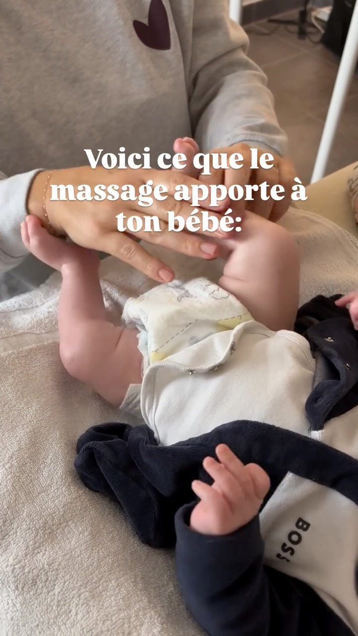 Connaissais-tu tous les bienfaits du massage bébé ? ✨
Le massage bébé est bien plus qu’un simple massage.
C’est un véritable soin relationnel, un moment de rencontre, de présence et de lien profond entre ton bébé et toi !
✨Pourquoi masser ton bébé ?
– Il favorise le lien d’attachement et renforce la sécurité affective
– Il aide bébé à mieux connaître son corps et ses limites
– Il soutient la détente, le sommeil et la régulation émotionnelle
– Il peut soulager certains inconforts (tensions, agitation, petits maux du quotidien)
– Il offre au parent un temps de pause, de connexion et de confiance dans ses compétences
🌱 Un rituel qui s’installe dans le temps
Partager ce moment chaque jour, même quelques minutes, permet à ton bébé de s’habituer progressivement :
➡️ des massages un peu plus longs
➡️ des zones massées de plus en plus étendues
➡️ toujours à son rythme, sans jamais forcer
✨Le plus important : écouter ton bébé
Observer ses signes d’engagement (regard, détente, mouvements calmes)
et respecter ses signes de fatigue ou de désengagement (détournement du regard, agitation, pleurs).
C’est lui qui te dit quand commencer… et quand arrêter.
👩🏽 Tu aimerais apprendre les gestes adaptés à ton bébé, comprendre ses signaux et vivre ce moment en toute confiance ?
Je t’accompagne avec douceur pour que le massage devienne un vrai temps de plaisir partagé.
✨Prends rendez-vous pour découvrir le massage bébé et l’adapter à ton enfant et à votre histoire.
#massagebebe #babymassage #babyspa #maternite #parentalite