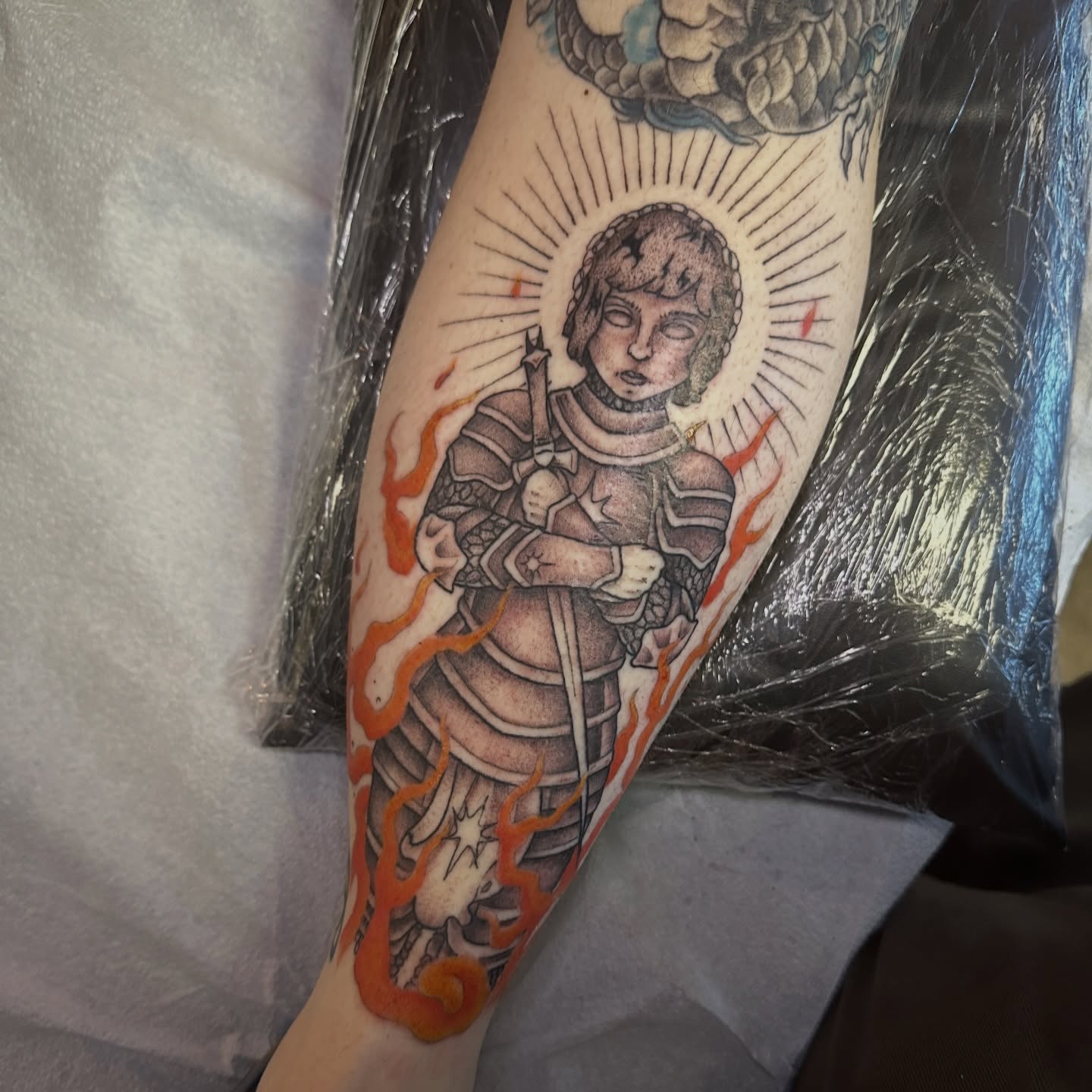 Joan of Arc for Bri! Peep the healed knee piece in the video 🔥⚔️ thanks dude!
Made at our fav spot @electricavetattoo.atx 🗡️
.
I still have a couple spots left in March and April, shoot me an email or submit a form through the link in my bio to book. My idea or yours! Keep an eye out, I’ll be updating the flash section in my website these next couple days ⚡️✨
.
#atx#tattoo#finelinetattoo#dotworktattoo#blackandgrey