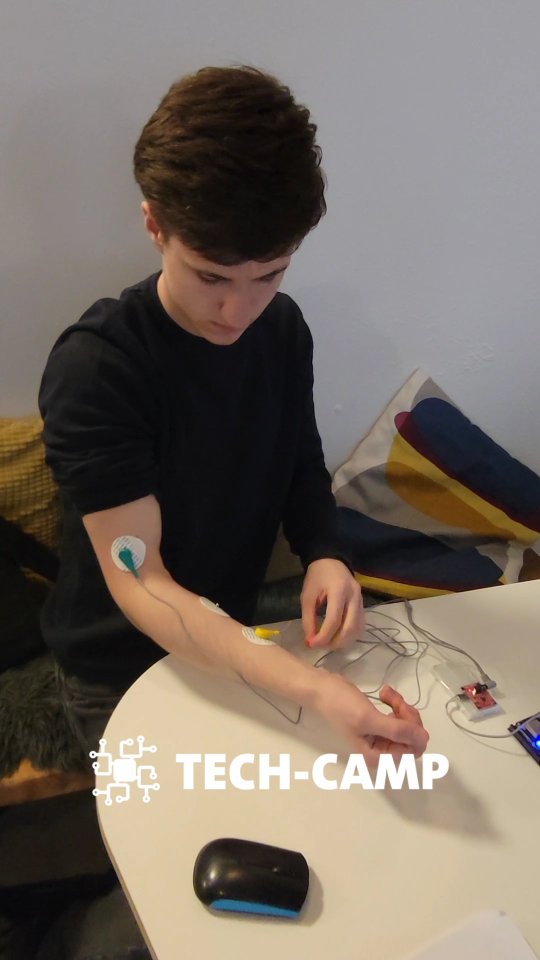 Im EMG-Workshop wird es praxisnah 🦾
Die Jugendlichen nehmen Muskelaktivität als Daten auf und lernen, wie aus echten Biosignalen ein KI-Modul entstehen kann. Die EMG-Signale werden gemessen, gespeichert und als Trainingsdaten genutzt, damit ein Modell später eine künstliche Hand steuern kann.
So erleben sie den kompletten Weg von Signal -》 Daten -》 KI-Training -》Anwendung und stärken nebenbei wichtige Softskills wie Teamarbeit, Genauigkeit, Geduld und strukturiertes Arbeiten.
#MINT #KünstlicheIntelligenz #EMG #MedTech #Berufsorientierung