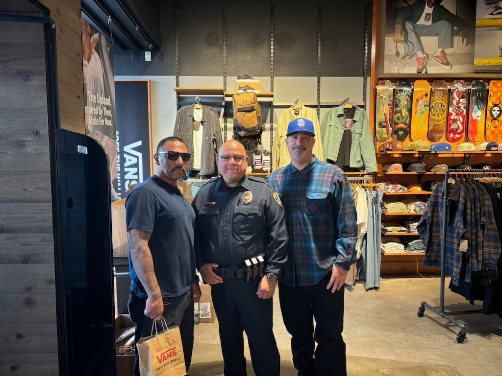 Restoring Citizens with SDPD Gang Intervention Unit this morning supporting shop with a cop. It was awesome to watch kids shop with cops for Vans !!!