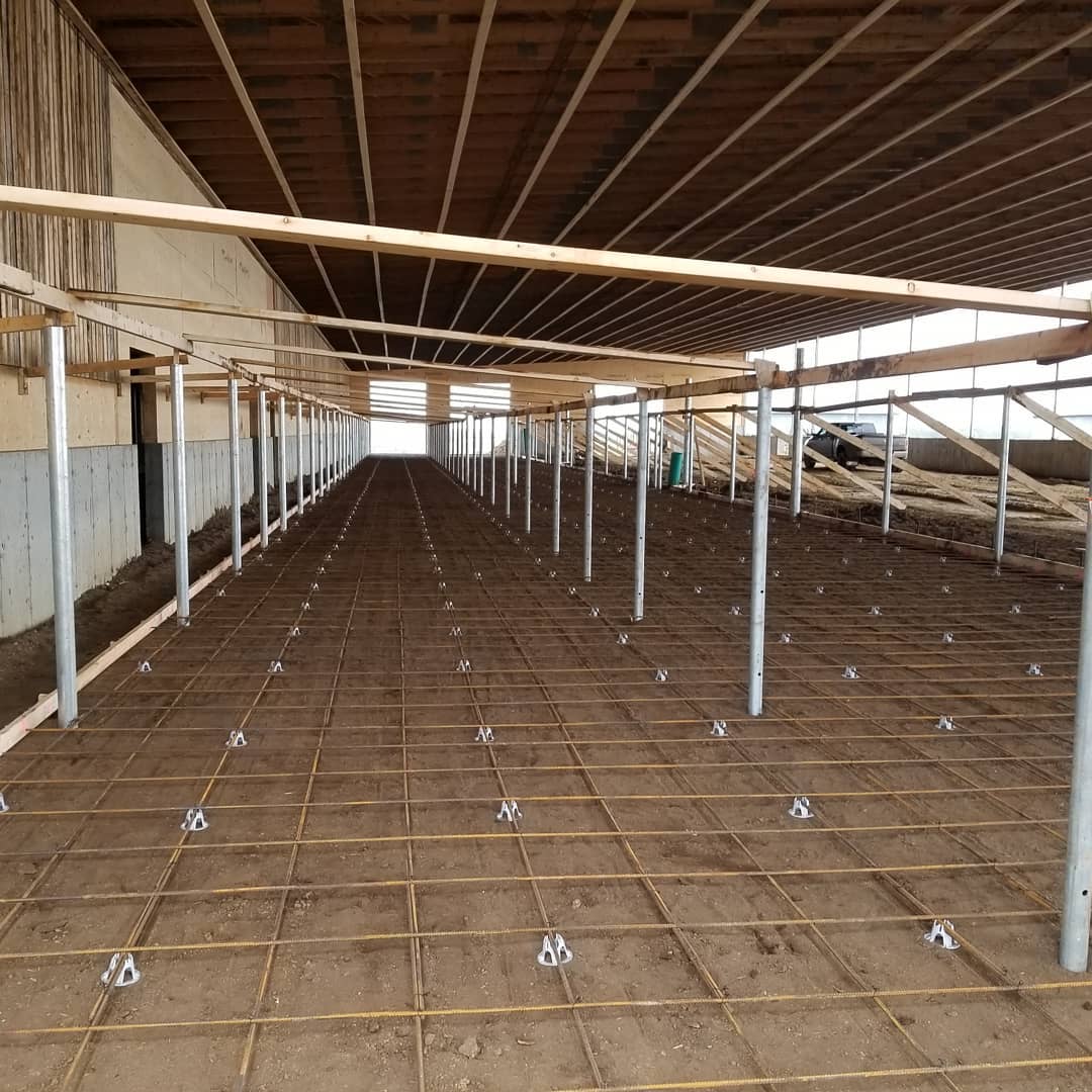 A few posts set and ready to be poured with the slab in this heifer shed
#dairyfarm #building #farmbuilding #rebar #concreteprep