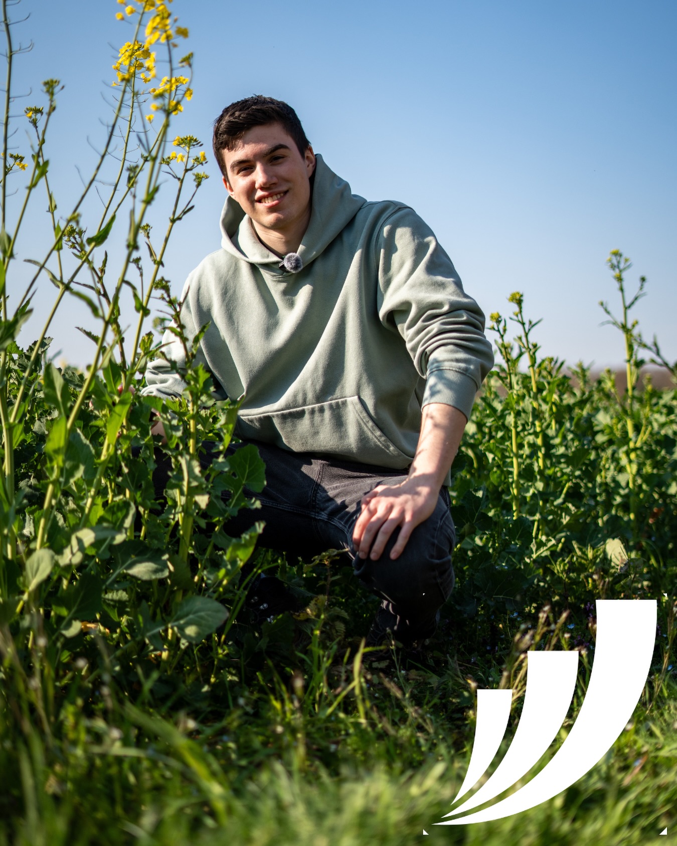 Praktikums-Halbzeit für Jonas! 📸
Was für ein spannender Weg bisher: in der letzten Woche hat Jonas nicht nur hinter die Kulissen geschaut, sondern war gleich mittendrin 💪
Drehs auf dem Acker, selbst vor der Kamera oder bei der Bildbearbeitung - er hat jede Menge direkt ausprobiert.
Dabei gibt es viele Einblicke in unsere laufenden Kommunikations-Projekte: praxisnah und kreativ 👏🏽
Wir freuen uns auf die zweite Hälfte mit dir, Jonas! 😎