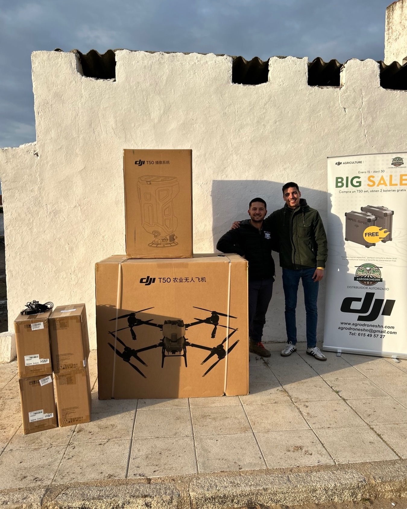 En AGRODRONESHN seguimos volando hacia una agricultura más sostenible, rentable y segura. Hoy os mostramos la entrega de un DJI AGRAS T50 a nuestro amigo juan antonio. Te deseamos que te sea de mucha utilidad y aquí tienes tu casa. Entregas a nivel nacional. Servicio de venta y postventa. Tu distribuidor de confianza. #dji #djiagras #djiagriculture #españa #agricultura