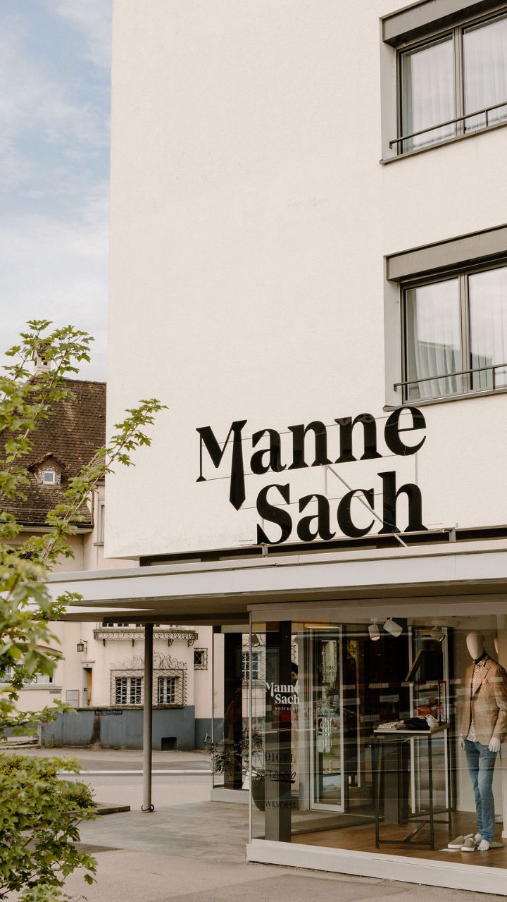 Willkommen bei uns! Wir sind Mannesach.
Bei uns erwartet dich professionelle Beratung in entspannter, angenehmer Atmosphäre.
Stil ist kein Zufall, sondern unsere Mission.
Du findest uns in Münsingen – mittendrin.
@lucasmartin_weddingfilms
@andrearufener
#mannesach #herrenmode #anzug #bräutigamanzug