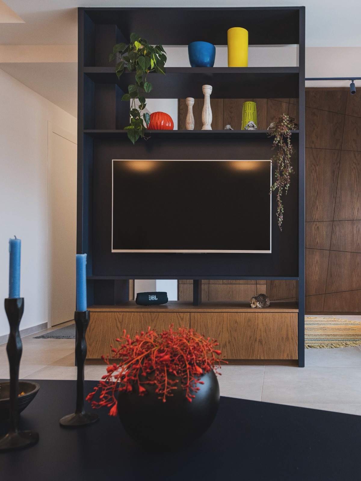 בין ריצה לממ”ד לגלילה אינסופית בטלפון קבלו תזכורת שהבית אינו רק מקום לינה,
אלא מרחב אוטונומי — כזה שמעניק תחושת שייכות ובטחון.
#מרחבמוגן
#מרחבמוגןלנפש
מרחב שבו אנחנו יכולים להיות בדיוק מי שאנחנו,
לנשום, לחלום, ולהרגיש בבית באמת.
#עיצובפניםואדריכלות
#עיצובהבית
#liatdvirotemdesign