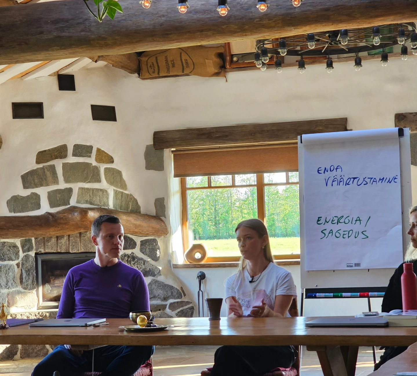 Ma arvasin, et mind viis 1,5a tagasi @rolandtokko kokku juhuslik loosivõit, aga.... elus ei ole mitte midagi juhuslikku! Ka mitte see, et just need imelised inimesed on Edu Kiirendi mastermindis või millised inimesed käivad meil mastermindi aasta vältel külas jagamas oma lugu ja teadmisi! 🤩
Tsiteerides seekordset üllatuskülalist @peepvain "Tunne ära oma funktsioon! Sinu püha kohus! Seda Sa peadki tegema ja edasi andma! Me oleme kõik siin elus edasi andjad! Kui Sa ei anna edasi, siis sa oled si*apea!" 💩😅
HD ütleb, et ma olen manifestor ja tunnen, et mulle on antud mega missioon siin elus edasi anda. #edukiirendi toob seda hirmutavalt jõuliselt aina enam pilti. 🫣 Ma luban! Ma liigun edasi ja kasvan, ka siis, kui ei julge, sest ma tahan! Kiirendi on see tõesti olnud ja isegi aasta pole veel täis. 😅 Tänu Rolandi loodud ruumile ja just nendele inimestele, keda näed siin piltidel, olen mõelnud ja tundnud ja kogenud asju, mida ma üksi ei suudaks väljagi mõelda! Ma olen teinud mega kasvu lühikese ajaga mitmes mõttes!
Aga see pole kaugeltki kõik, vaid alles algus… Seda kinnitas ka Kristina Tamme praktika ajal pimesi valitud metafoorkaart! Mis oli niiiiii ilus..... oi kuidas ma tõlgendasin sealseid detaile ja märke, kuniks viimaks ometi läksin peast (sellest mida näen) südamesse (mida tunnen) ja siis ma nägin ära kaardi sõnumi! Kogu see väärtus ja detailid ja mina ise olin küll peegli ees, aga selles peeglis polnud midagi näha, sest kardin on vahel! Ma ikka veel ei tunnista oma tõelist väärtust ja ei julge näha kogu oma potentsiaali! 🥺 ... ja see teekond jätkub!
Sama teema jätkuks, mis ma veel Peep Vainu jagamistest kaasa võtsin...
"Enamik inimesi läheb hauda ilma oma asja ajamata - valimata! Surnuaed on see koht, kus on kõige rohkem täitumata unistusi!" Ma ei kujuta ette ka, mida minu enda valitud teekond veel minuni toob, aga ma lähen kindlalt edasi! Ükskõik kui hirmus see ka pole!
"Nii palju inimesi otsivad pikemat elu. Tegelikult võiks otsida rohkem elu oma aastates!" Ja vot selle pärast ma lähengi edasi! Ma tahan tunda, et MA ELAN! 🥰
PS! Üks mõte jätkub järgmises kommentaaris ka. ☀️
#edukiirendimastermind #potentsiaal #kõikonvõimalik