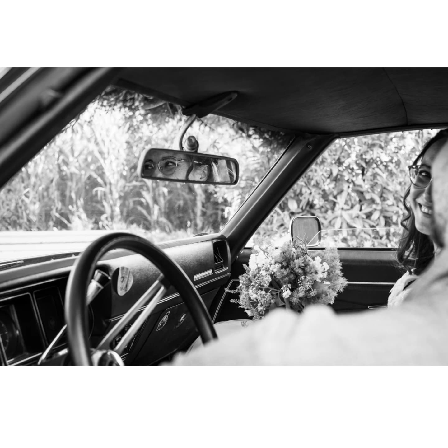 "Boah! Diesen Stundensatz hätte ich auch gern ..."
Ein Satz, den viele Hochzeitsfotografen und Hochzeitsfotografinnen schon gehört haben. Und weißt du was? Ich kann es sogar verstehen.
Als Brautpaar sieht man: Ein paar Stunden fotografieren - zack, ein hoher Betrag auf der Rechnung. Doch was man nicht sieht: Die vielen Stunden, die nicht auf der Hochzeit stattfinden. Die Investitionen. Die Verantwortung. Die laufenden Kosten.
Selbstständig ist kein Angestelltenverhältnis.
Was auf der Rechnung steht, ist nicht mein Gehalt - sondern die Basis dafür, meinen Job professionell und dauerhaft für eu h machen zu können.
In diesem Post nehme ich dich mit, hinter die Kulissen.
Warum gute Hochzeitsfotografie nicht "nur ein paar Bilder" sind.
Warum Vertrauen, Erfahrung und Qualität ihren Wert haben.
Und warum es absolut okay ist, Fragen zu stellen - solange man offen ist, die Antwort zu hören. 🧡
Speichere dir den Beitrag, wenn du gerade auf der Suche bist. Oder teile ihn mit jemandem, der denkt: "Fotografen und Fotografinnen haben's doch leicht ..." 😉
#hochzeitsfotografmünchenumland
#hochzeitsfotografmünchen
#hochzeitstipps
#meinhochzeitsfotograf
#hochzeitsplanung
#verlobungsshooting
#businessrealtalk
#ilovemyjob❤️
#professional
#professionellundpersönlich
#emotions