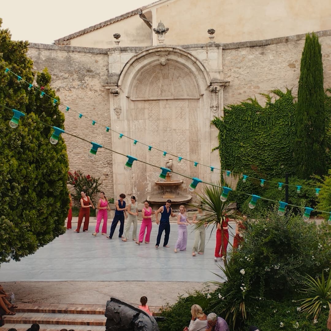 Merci aux 128 personnes qui ont assisté au spectacle du Groupe Mosaïque de Danse Mouvance ce samedi 12 juillet dans notre emblématique jardin de Campredon art & image ! 💃🏻🕺🏻✨