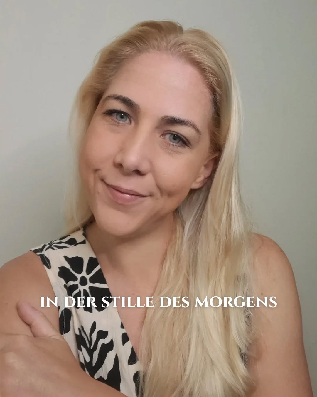 Ich bin wirklich eine Frühaufsteherin.
Meine innere Uhr ist da ziemlich eindeutig – früh schlafen, früh aufstehen.
Und seit ich aufgehört habe, dagegen anzukämpfen, merke ich, wie gut mir das tut.
Hier in Costa Rica passt das einfach richtig gut…
die Sonne geht früh unter und früh wieder auf – das unterstützt meinen Rhythmus total.
Ich weiß, dass das nicht für jede*n immer möglich ist.
Aber wenn wir die Möglichkeit haben, uns mehr danach auszurichten, was unser Körper eigentlich braucht, ist das so wertvoll.
Für mich sind die Stunden zwischen 5 und 7 Uhr morgens einfach besonders.
Es ist ruhig, alles ist noch langsam… ich habe Zeit für mich und meine Morgenroutine, bevor der Tag richtig losgeht.
Danach starte ich in die Arbeit mit meinen Klientinnen und Schülerinnen – und es fühlt sich nicht nach Druck an, sondern eher nach einem ruhigen Übergang.
✨ Achtest du in deinem Alltag auf deine innere Uhr?
Und wie gut gelingt es dir, dir das auch wirklich zu erlauben?