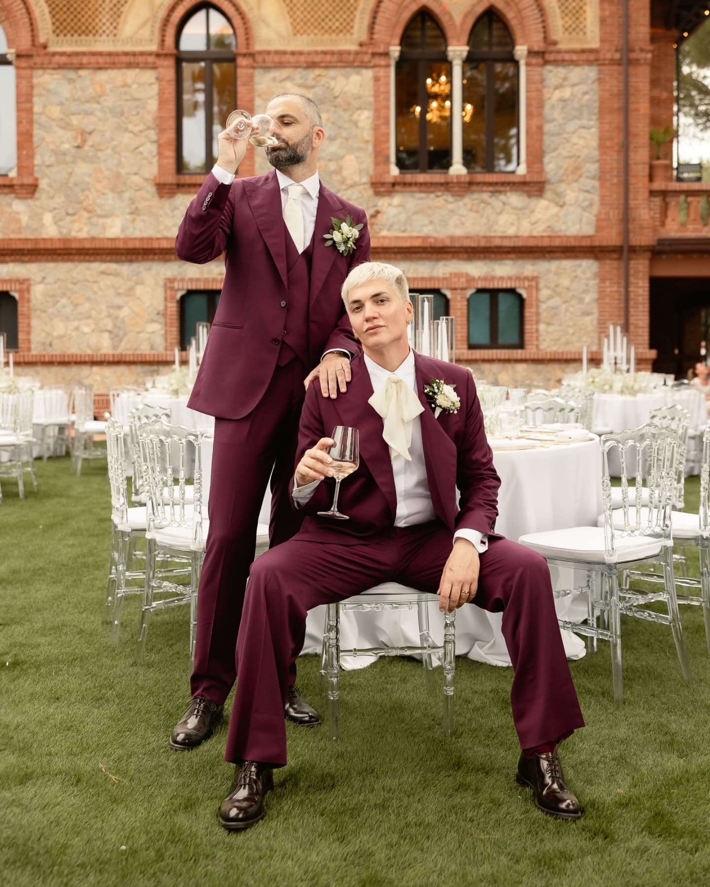 Tutti in bianco.
Come se il mondo si fosse fatto silenzioso, puro, in attesa.
Poi sono arrivati loro, mano nella mano.
In rosso.
Non per contrasto, ma per verità.
Due anime che non hanno paura di brillare,
di essere se stesse,
di celebrare l’amore così com’è: libero, profondo, pieno.
Villa Alpebella Ires situata nella cornice di Forte dei Marmi sembrava sospesa,
un sogno d’estate in cui ogni dettaglio parlava d’eleganza e coraggio.
E in mezzo al bianco della festa…
il rosso dell’amore che osa,
che vive,
che incanta.
Onorato di aver potuto raccontare questa storia con la mia fotografia.
Perché certe giornate non si scattano soltanto.
Si sentono.
Grooms @stanislaomakeupartist & @maxmarianionair
Photo & Video @michaelcosenzafilmphotography
Event Planner @carolcortina @olivia.azario
Catering @villarota_dovevuoicatering
Flowers @arcobalenoartedelfiore
Jewelry @bartorelligioiellerie
Venue Villa Alpebella Ires
#loveislove🌈 #matrimonioautentico #WeddingStory #romanticweddin #realweddin