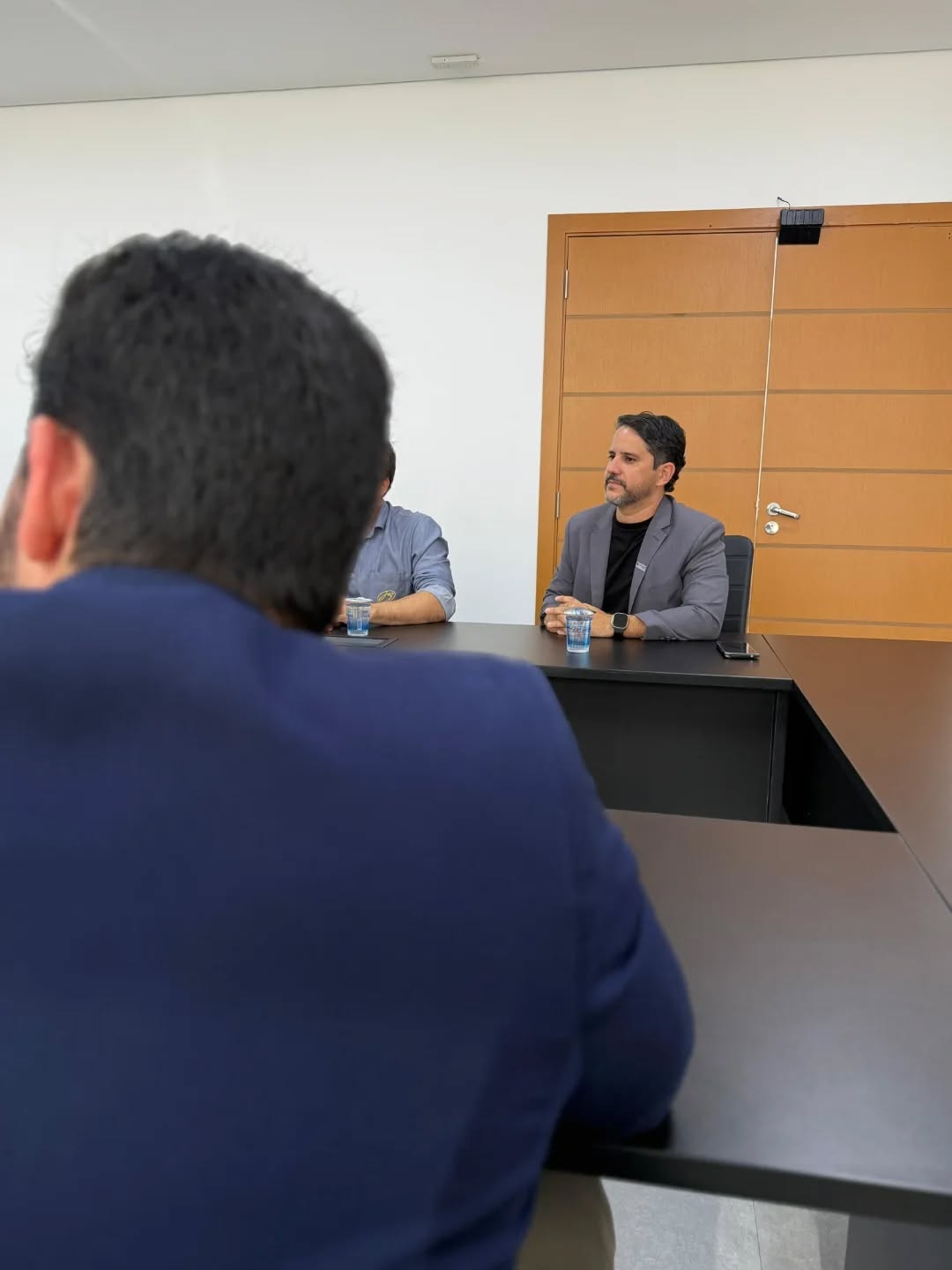 A diretoria executiva do Sinduscon Anápolis esteve novamente reunida com a Secretaria Municipal de Economia para alinhar demandas importantes do setor da construção civil.
A reunião, intermediada pelo diretor de crédito imobiliário do Sinduscon Anápolis, José Franco, teve como pauta temas como a modernização do cadastro imobiliário, a corresponsabilidade das construtoras, a emissão de CND e melhorias nos processos de incorporação. Também foram destacados avanços já implementados, como a transferência automática de titularidade após o pagamento do ITBI, o desconto de 50% no imposto para imóveis negociados até o final de 2025 (lei em aprovação) e o cadastramento manual de todos os imóveis registrados antes do período de mudança, com a devida atualização das titularidades.
Na foto, sentados à mesa à esquerda, estão: José Franco, diretor de crédito imobiliário do Sinduscon Anápolis; o diretor da Receita Municipal, Erick Azevedo; o secretário municipal de Economia, Marcelo Olímpio; e Luiz Felipe de Souza Pina, diretor administrativo do Sinduscon Anápolis.
Na foto, sentados à mesa à direita, estão: Luiz Antônio Rosa, presidente do Sinduscon Anápolis; Henver Resende, presidente da Comissão de Materiais e Ensino (Sinduscon Anápolis); Leonardo Bastos, diretor de Comissões (Sinduscon Anápolis); Kleyton Mendes, diretor financeiro do Sinduscon Anápolis; e Paulo Pina, diretor do Sinduscon Anápolis.