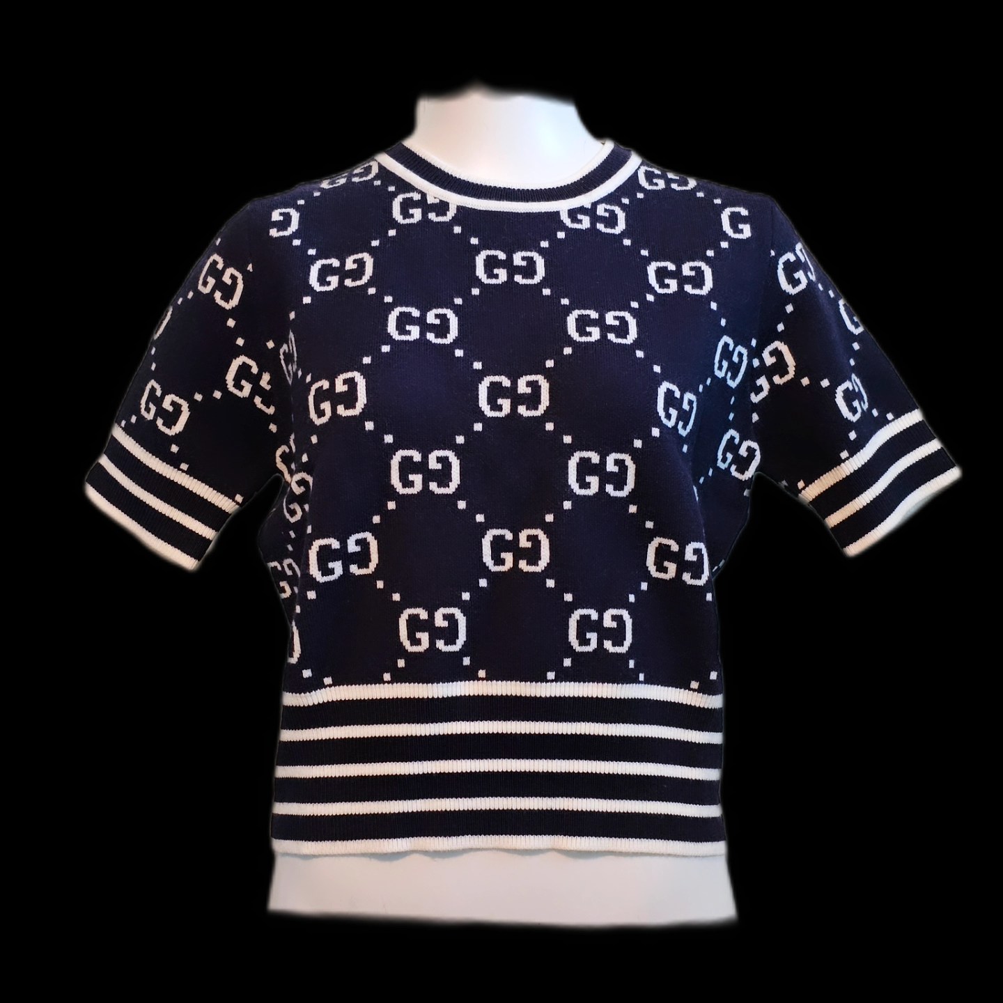 Women's GG Cotton Jacquard Top
Condition: New
Size: Large
Color: Dark Blue & Ivory GG
Short Sleeves, Crewneck
Including: GG Shopping Bag and Box
Retail:$1,250.00
Wright Way Wear: ๐DM For Price๐