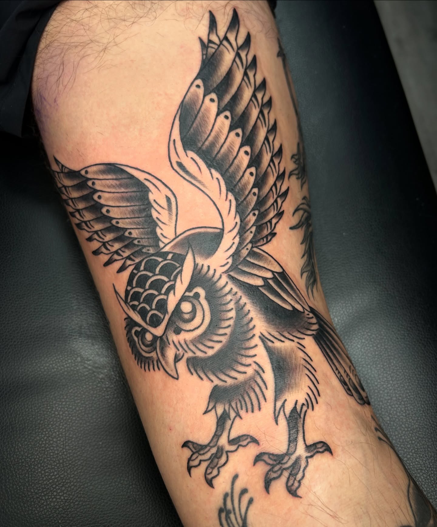 🦉 Big ol' owl on the back of the thigh for @jakeberuh ! We just have a couple filler spots we'll be doing and then this leg is done! 🖤
.
.
.
#owltattoo #traditionaltattoo #traditionalowltattoo #pghtattooer #pittsburghtattooartist