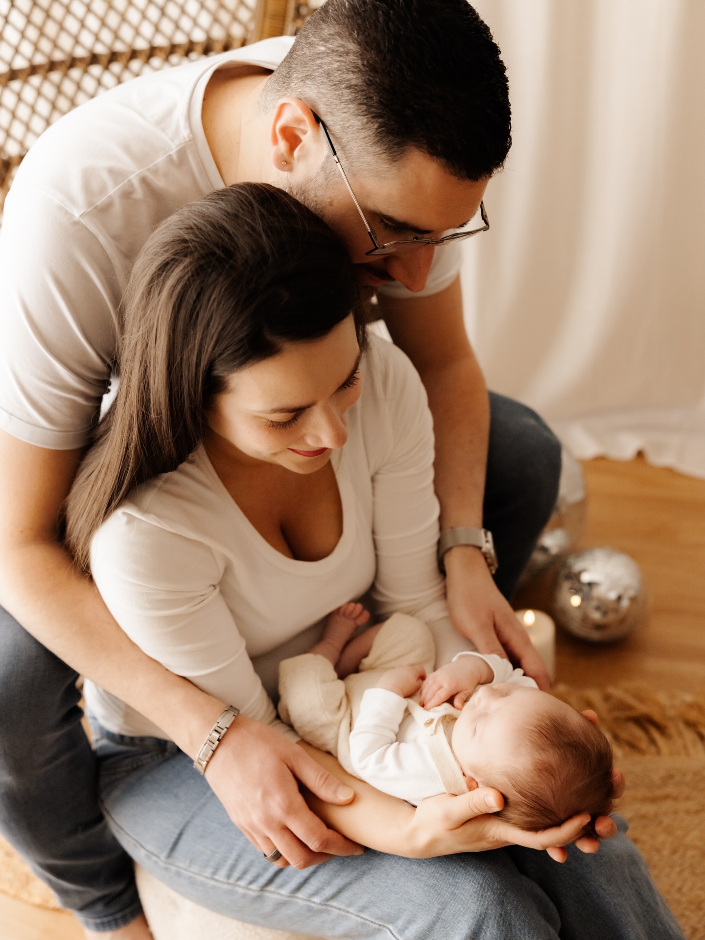 #seancenaissance 🪩
Encore une jolie séance naissance au studio 🤍
Un moment rempli de douceur, de tendresse et de regards pleins d’amour…
Entre câlins, bisous et instants suspendus, chaque image raconte le début d’une belle histoire..
Merci pour votre confiance. 🫶🏼📸
📸 Elodie.B - Photographie 🪩
Photographe basée en Seine-et-Marne & IDF.
Mariage, Maternité, Naissance & Famille.
🌐 www.elodiebphotographie.com
@elodie.bphotographie
elodie.b-photographie@outlook.com
#photographe77 #photographeseineetmarne #photographeiledefrance #photographemariage photographemariage77 photographematernite photographematernite77 photographegrossesse photographegrossesse77 photographeparis shootinggrossesse shootingbebe shootingnaissance shootingnaissance77 shootingmaternite77