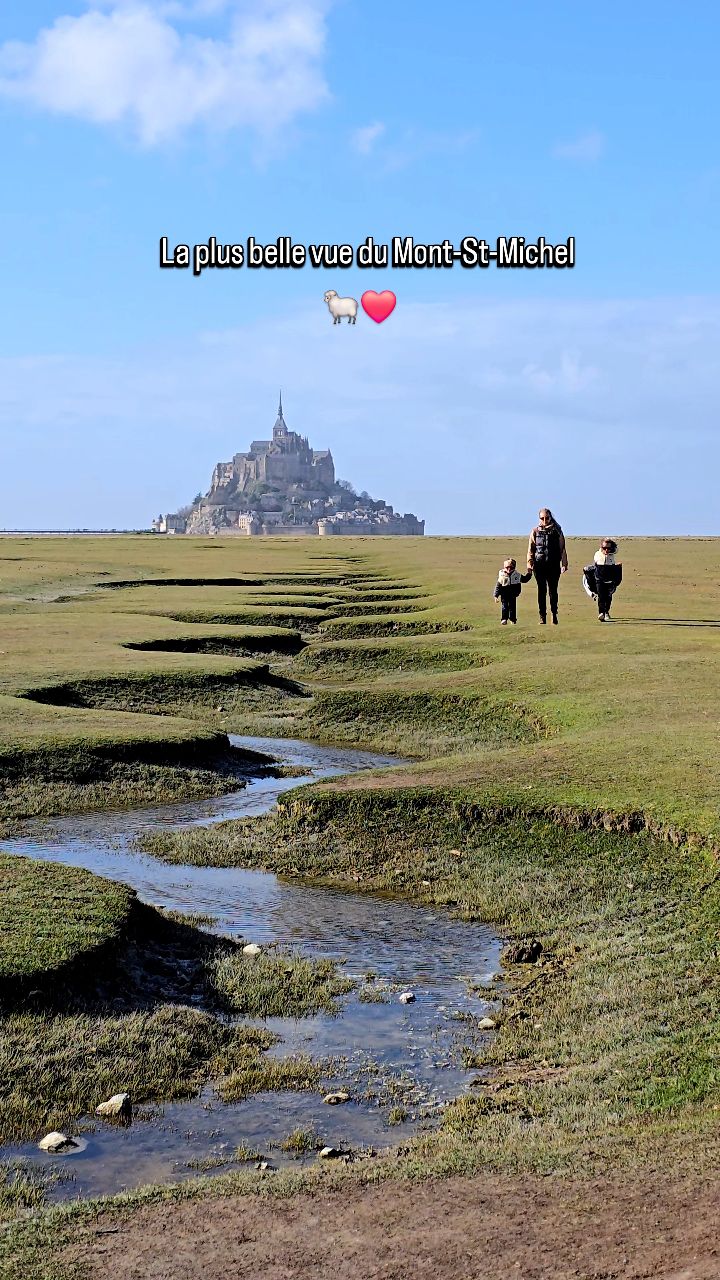 Le Mont-Saint-Michel ♥️ 🐑
Cela faisait longtemps que je rêvais de découvrir cet endroit. Le printemps dernier, on a pu s'y rendre en famille 🌊
Cet îlot rocheux, bien que super touristique, dégage quand même quelque chose de particulier. On se sent petit face à son histoire et son emplacement aux portes de l'océan..
Pour l'admirer sans la foule et avec une vue complètement époustouflante, je vous conseille ce spot 100% gratuit, au milieu des prairies salées. Bonnes chaussures requises 🥾
📍Pour l'atteindre, il suffit de rejoindre le hameau à côté des parkings officiels.
➡️ Dis-moi en commentaire si tu veux l'emplacement précis, je transmets en MP 💌😊
Mont-Saint-Michel | Voyage | Famille voyageuse