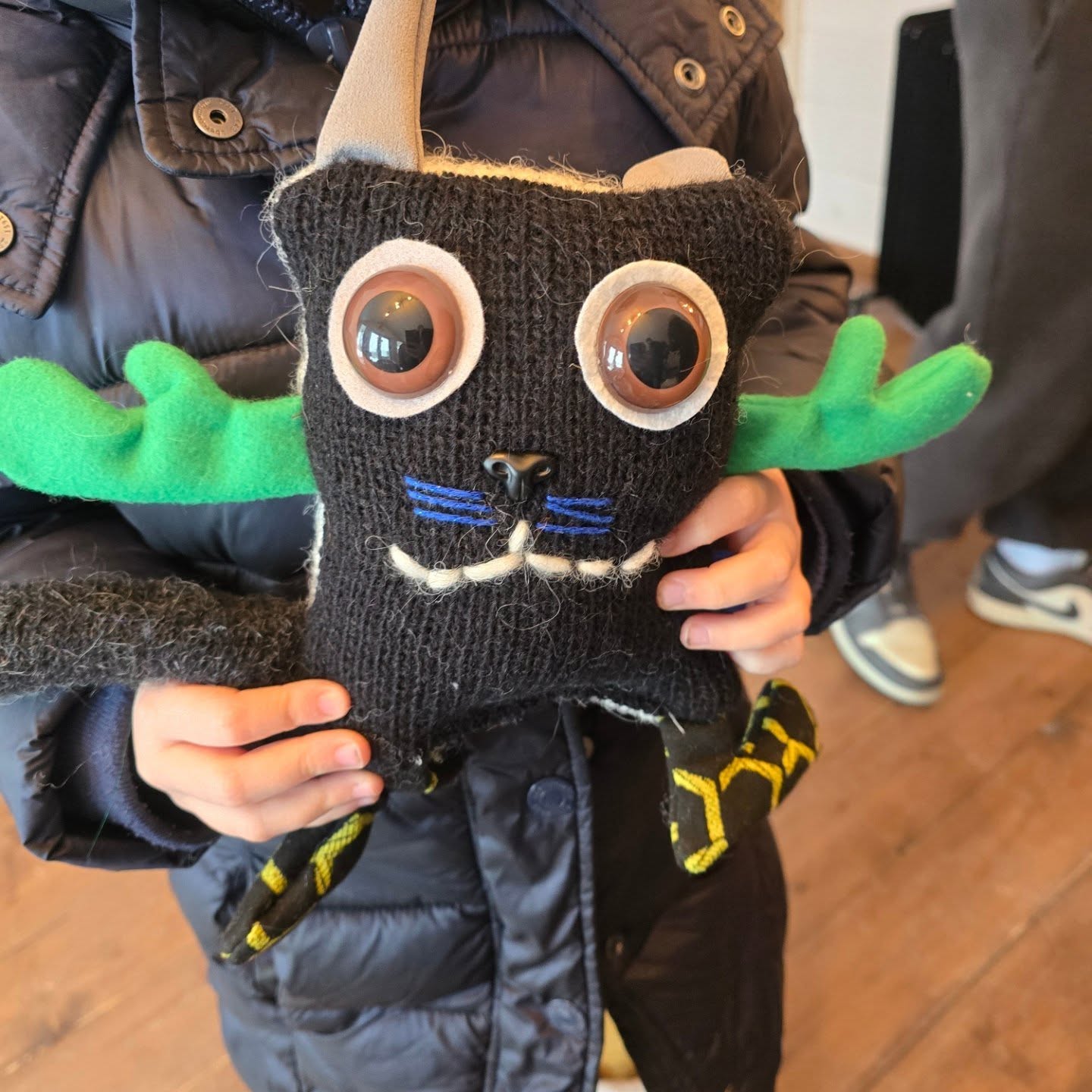 These two beautiful families from USA and Canada were so creative in our worlshop 😍 Look at the Cat and the reindeer! 🤩
#icelandactivities #icelandicsouvenir #icelandwithkids #icelandtoday #thingstodoiniceland