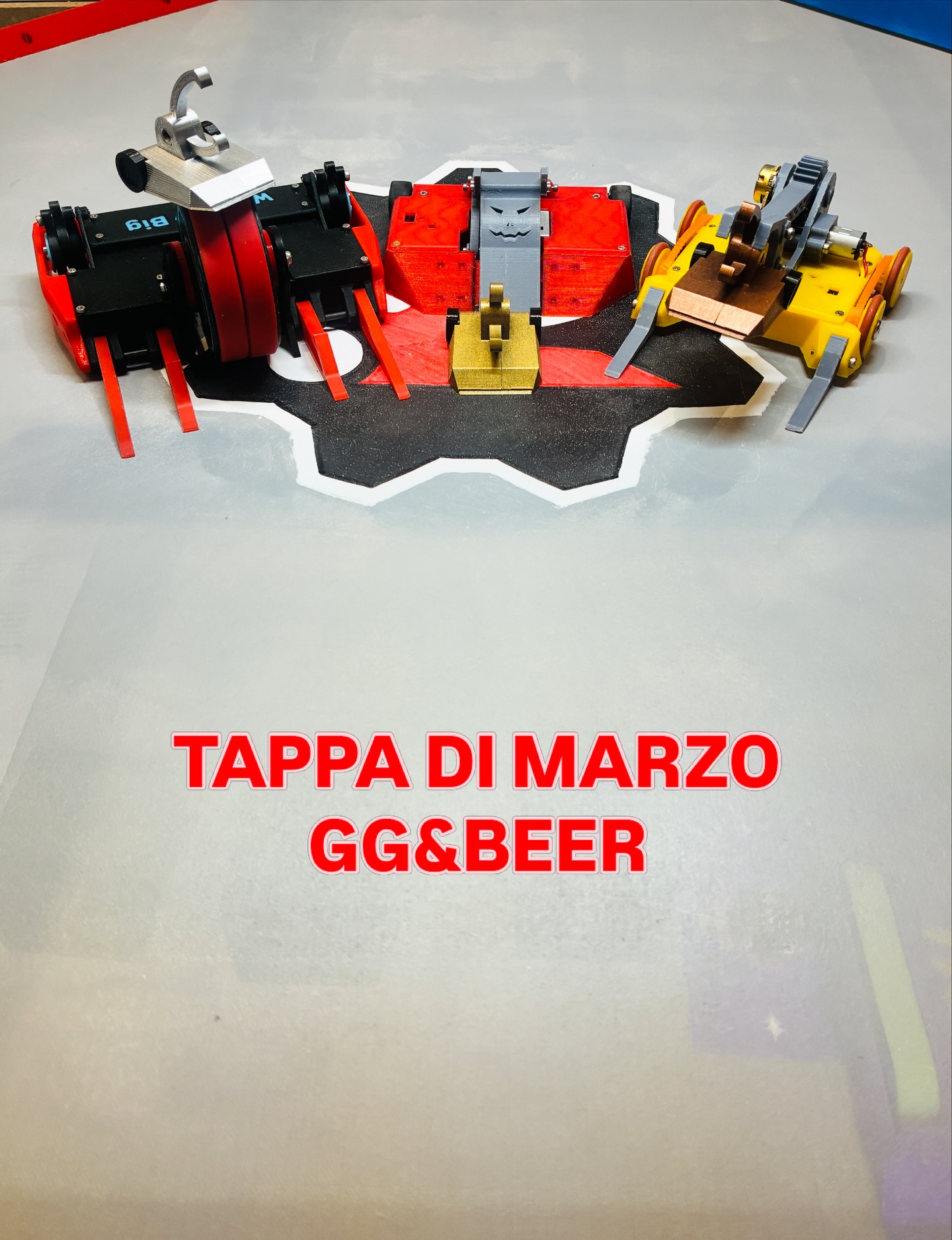 Per la terza tappa di Campionato abbiamo avuto un altro tutto esaurito questa domenica al @ggebeer !
Siamo stati contentissimi di tornare in uno dei locali che ci ha accolto fin dall’inizio!
Complimenti a tutti i partecipanti, ma soprattutto al giovane Matteo che, al suo secondo torneo, conquista il primo posto battendo in scontro diretto i primi due in classifica generale!
Bravissimo anche Stefano che, al suo esordio, porta Prato Fiorito al quarto posto e guadagna anche il premio speciale de @icivettoni per la mossa più spettacolare!
Ringraziamo anche @thewonderlandshop__ che ha colto l’occasione per “brandizzare” la veterana Sphiga e portarla nell’arena. Oltre che premiare il pilota che l’ha buttato fuori nella Royal Rumble con un buono!
Prossima tappa: 11 Aprile @mondo_digitale !
#combatrobots #antweight #battlebots #italy