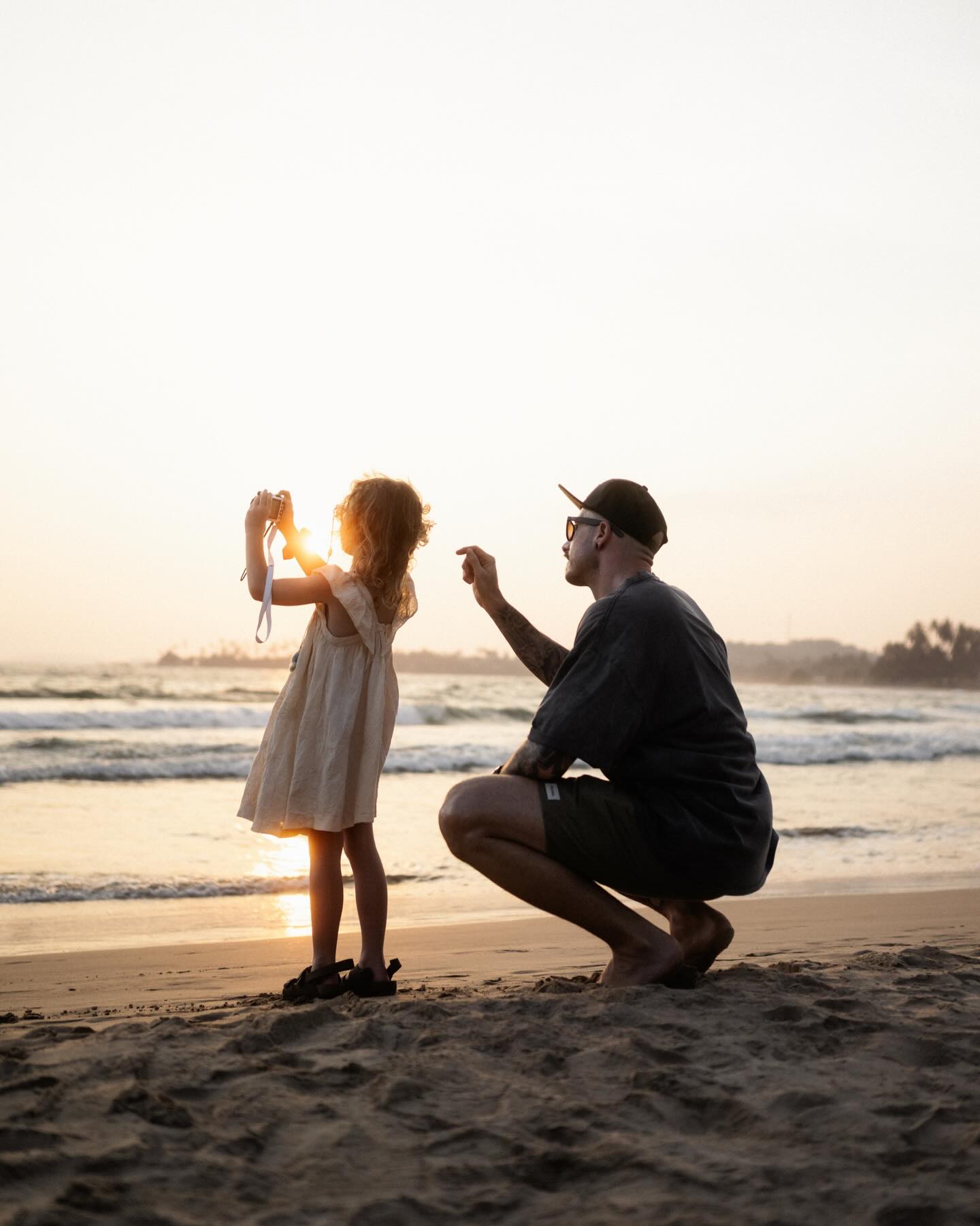 Better late than never 🙃
Wie sagt man so schön: Manchmal kommt das Leben dazwischen… oder eine Bindehautentzündung aka conjunctivitis (ein Wort, das ich wohl mein Leben lang nicht mehr vergessen werde🙆🏼♀️).
Umso mehr habe ich mich gefreut, endlich durch die Bilder unserer letzten Reise zu stöbern.
Und in Erinnerungen zu schwelgen.
5 Wochen barfuss.
Strandspaziergänge, wenn die Sonne gerade erst aufgewacht ist.
Hunde, Kühe und Affen überall.
Der Duft von Curry und Früchten in der Luft.
Kitschig-pinke Sonnenuntergänge.
Unzählige Stunden Uno.
Das Rattern und Hupen der Tuk Tuks und Busse.
Muscheln sammeln.
Surfer beobachten.
Und einfach nur sein.
Wir drei und die Welt.
Egal wohin, egal wie lange, es zieht mich immer wieder weg.
Und kaum bin ich wieder zu Hause, beginnt es von vorne.
Nicht, weil ich die Schweiz nicht mag oder nicht gerne hier lebe,
sondern weil ich es liebe, Neues zu entdecken.
Andere Orte zu sehen, andere Luft zu atmen, andere Leben zu spüren. Zu fühlen. Zu erleben. Immer wieder.
Ich glaube, wer einmal gereist ist, weiss, wie sich das anfühlt: Fernweh.
Leave a heart if you feel me. 🫶🏻