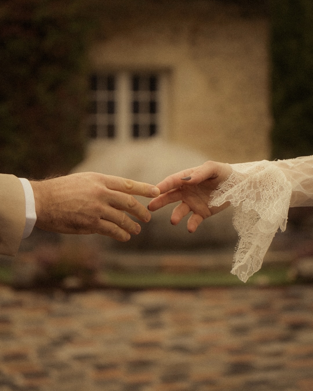Shooting hivernal au Domaine de Larchey 💍
Photographe : @dorianeglories
Vidéaste : @studiolutz
Wedding Planner & Designer : @wed_ivy
Lieu : @domainedelarchey
Fleuriste : @lanaturefleuriegalgon
Robe : @maude_basley_couture
Costume : @unjouruncostume.bordeaux
Pâtisseries : @maquettecreme
Modèles : @sable.et.cotillons et Stéphane
Éléments déco et vaisselle : @souchonreception
Coiffure : @peigne.et.pinceau
MUA : @nora.glamm