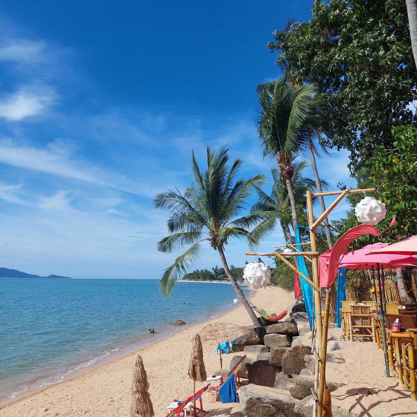 Wir lieben die liebevoll und kreativ gestalteten Guesthäuser und Bars in Thailand. 🌴🌍🌴 Hier eins vom Mae Nam Beach Ko Samui.