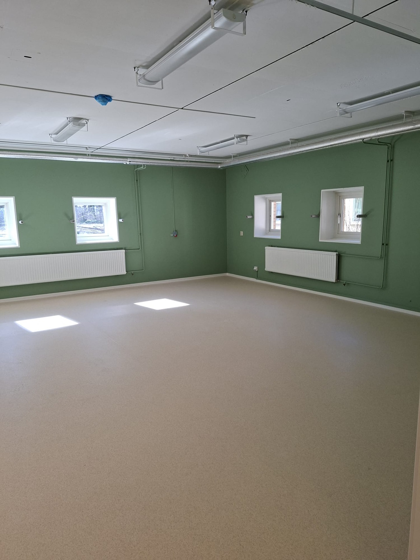 Alltid kul med nya projekt.
Den här gången har vi på Öresunds Byggentreprenad haft förmånen att arbeta hos Attendo äldreboende, där vi utfört matläggning, bredspackling och målning i en ny gymhall.
Vi är glada över att få bidra till att skapa en trivsam, trygg och inspirerande miljö för de äldre – en plats där både rörelse och gemenskap kan få ta plats.
Tack för förtroendet.
www.oresundsbyggentreprenad.se
#bygg #renovering #målning #totalentreprenad