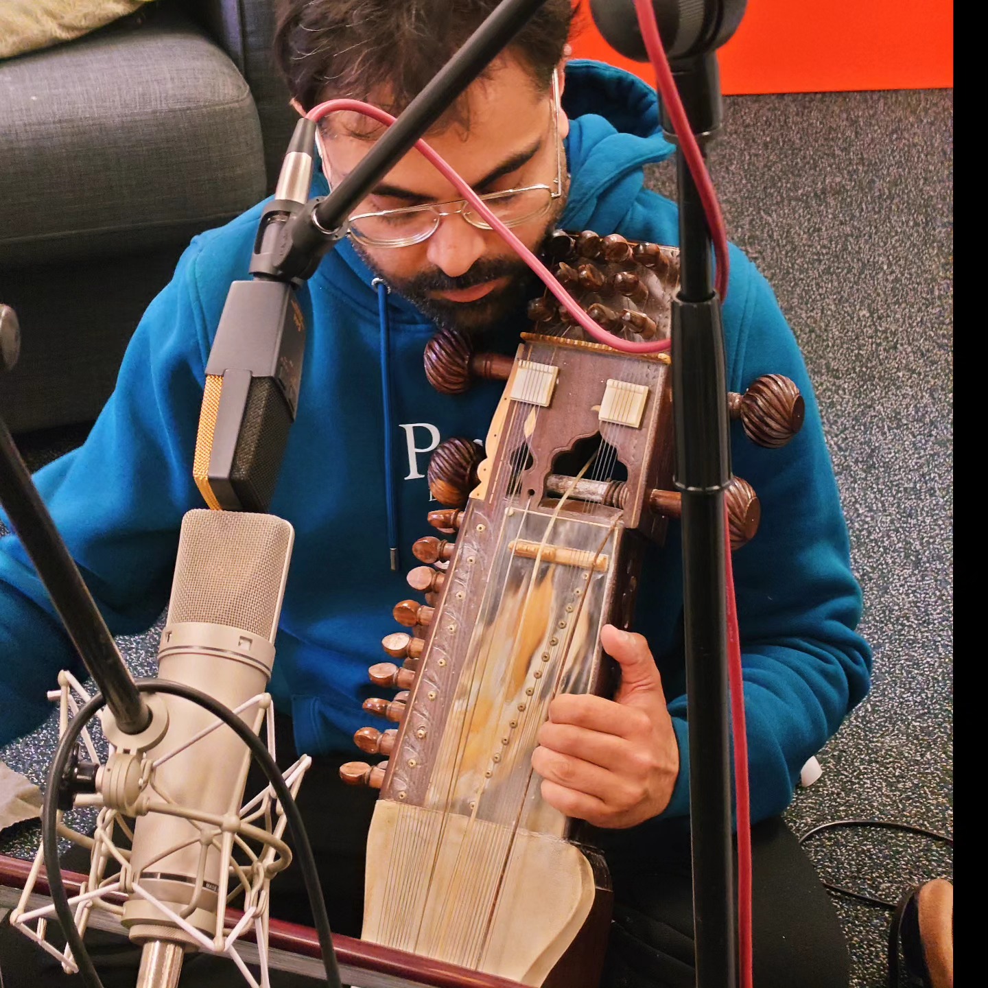 Sandeep Kandola was in today with his 100 year old Sarangi! Beautiful instrument, really beautifully played!
#soundtrack #sarangi #productionmusic #musicproduction #musicformedia