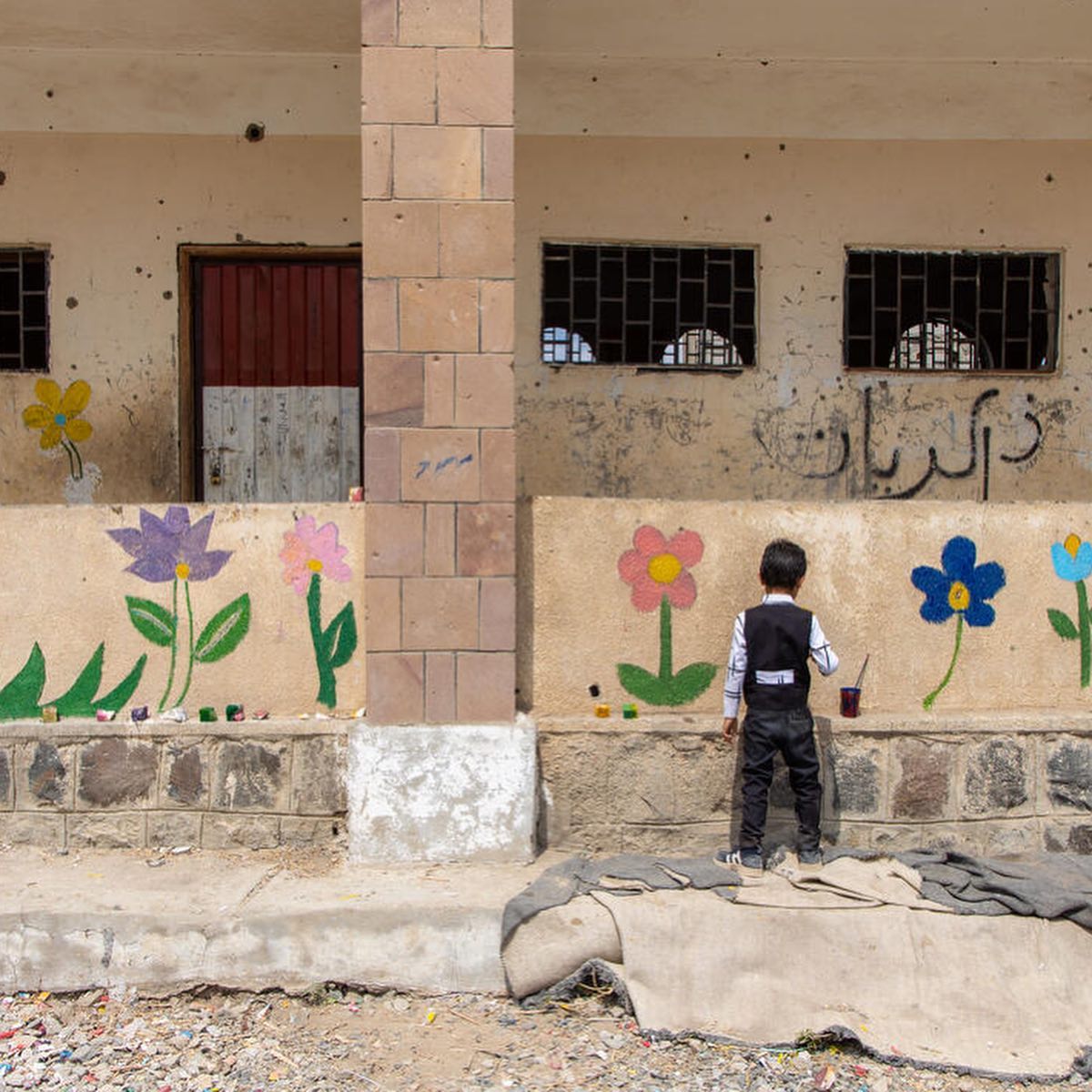 20th of November is World Children's Day. A day for celebrating the rights of children all around the world.
The fact that one in six children are living in conflict zones breaks our hearts. Every child has the right to live and to thrive in an environment which allows them to play freely.
On this day we stand with the international community calling for the protection of children all over the world and in particular calling for the rights of children in Gaza where the youngest of citizens are currently suffering immeasurable pain and trauma.
Play has the ability to unite communities, make us more creative and more empathetic. We hope for a future world where every child on this planet is able to safety walk to school, cycle to their local playground and freely play outdoors with their friends. Link in our bio to play in conflict zones from @savethechildren
Until that time we will continue advocating and inspiring communities on the power that playful cities have to transform the lives of our most vulnerable citizens.
.
.
Photo: Children in Yemen paint a flower mural on the wall of a destroyed school. This workshop led by a local artist was part of a wider campaign Flowers for Children as a symbol of solidarity for children affected by war across the world. ❤️🌻🌷🌼@makeanartistfoundation
.
.
.
#citiesforplay #playfulcity #childfriendlycity #play #learningthroughplay #urbandesign #placemaking #publicspace #urbanplanning #citymaking #urbanchildhoods #citylife #urbanista #planning #citylab #citiesforpeople #playmatters #worldchildrensday