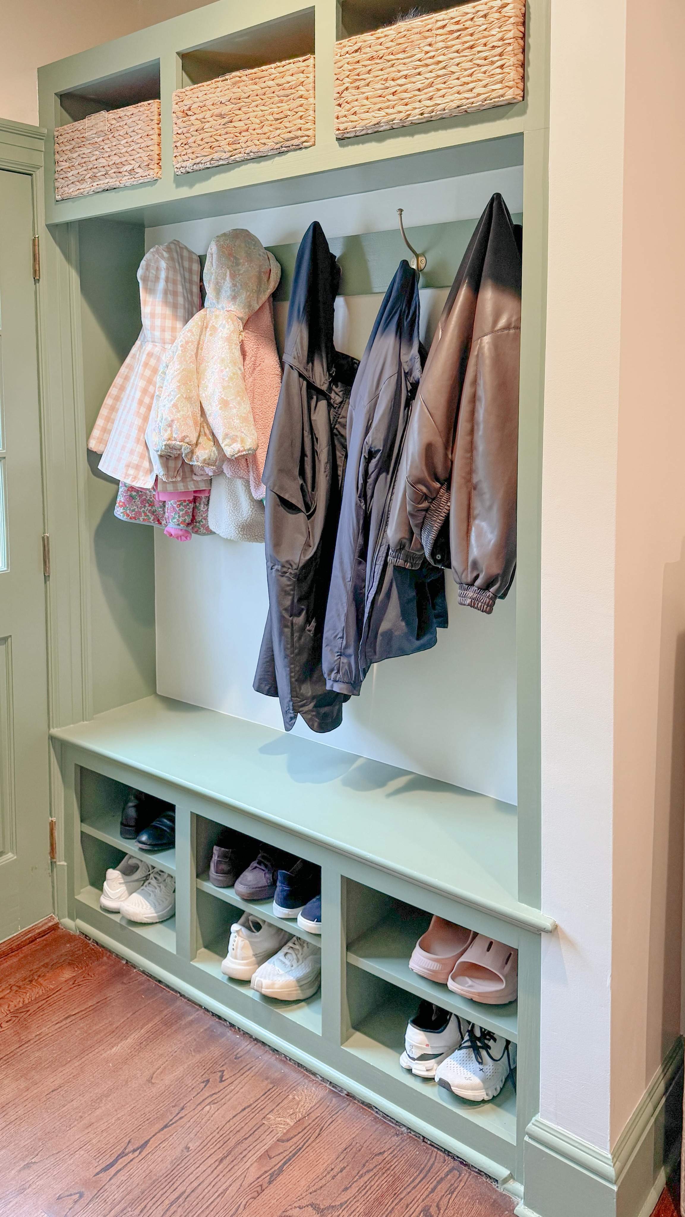 If rooms had a zodiac sign, the mudroom would be a Capricorn ♑ — structured, no-nonsense, and built with the long game in mind. The cubbies, the hooks, the baskets… nothing is there by accident. This space doesn’t just organize your stuff, it quietly holds your whole life together ✨
Which sign should we organize next? Drop it in the comments 👇
#professionalorganizer #mudroom #capricorn