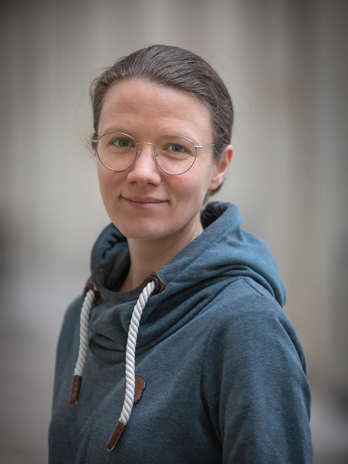 Herzlichen Glückwunsch zum Geburtstag an das Brain und den Terminkalender des Kollektives @theresa.worm! Theresa bringt Struktur in jede Geschichte – und in jede Zusammenarbeit. Sie schreibt schräge Komödien, noch schrägere Biopics und stellt nebenbei auch noch den Drehbuchmegatreff auf die Beine. Manche Menschen brauchen Disziplin. Disziplin braucht Theresa. In ihren Geschichten lacht man oft und fragt sich danach, ob man das eigentlich durfte. Bei allem leckeren Zynismus verliert sie nie den Glauben an das Gute in ihren Figuren. Und dann schafft sie auch noch mehr Anschläge pro Minute als alle anderen Kollektivmitglieder zusammen. Kurz: Theresa ist eine erschreckend mächtige Autorin, die genauso virtuos in die Klaviatur des Lebens haut, wie in die Tasten ihres Laptops.
Portrait @fotoromia