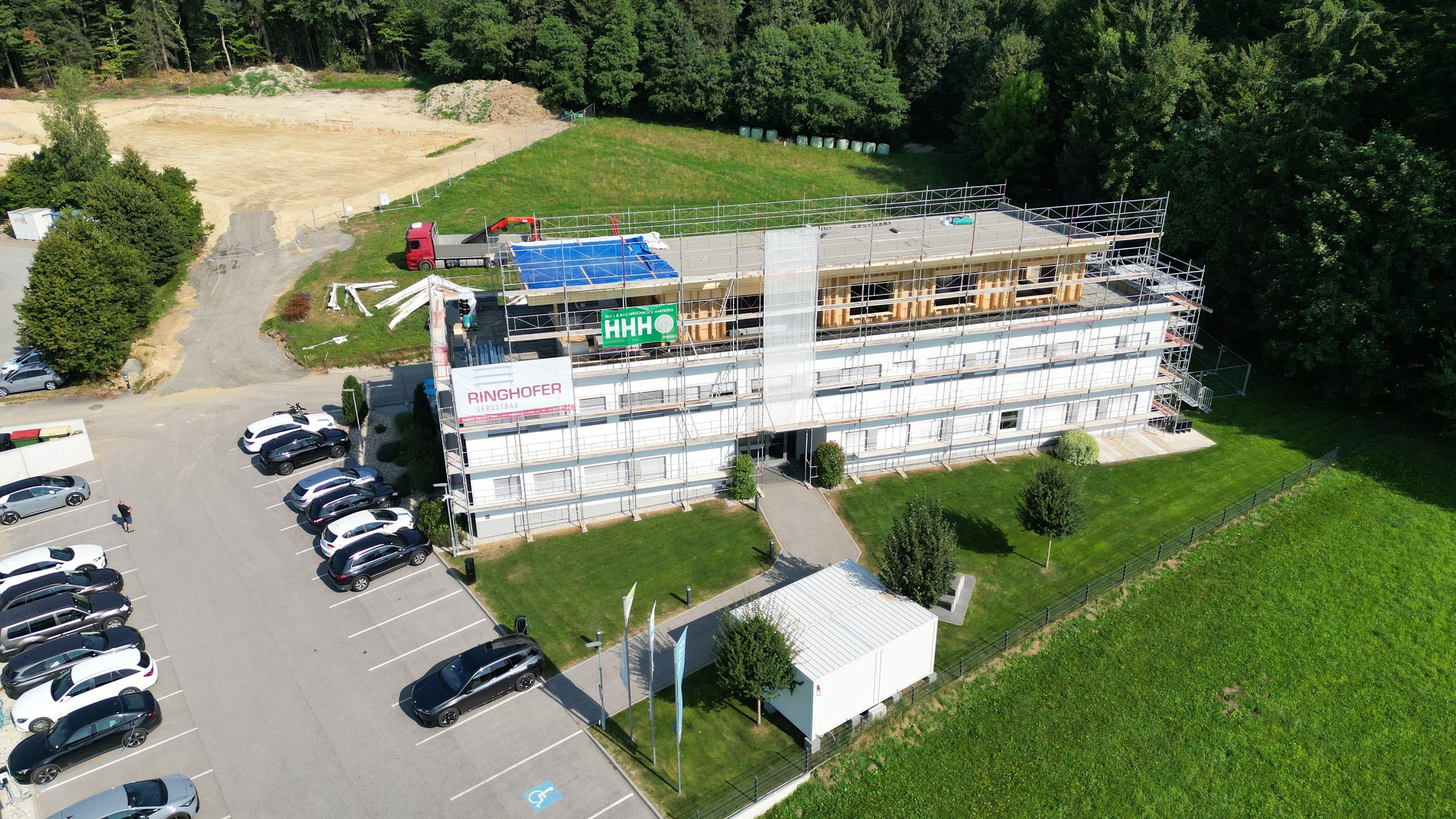 🏗️ Gleichenfeier am 28.08.2024 🎉
Gestern, 28.08.2024 haben wir gemeinsam mit unseren engagierten Professionisten und unseren Büronachbarn die Gleichenfeier unserer Büroerweiterung gefeiert! 🍻🎊
Bei köstlichem Essen und erfrischenden Getränken haben wir auf den erfolgreichen Baufortschritt angestoßen.
Ein herzliches Dankeschön an alle, die diesen besonderen Moment mit uns geteilt haben.
Auf die nächsten Schritte und weiterhin gutes Gelingen! 🙌
#gleichenfeier #gemeinsamfeiern #baufortschritt #teamwork