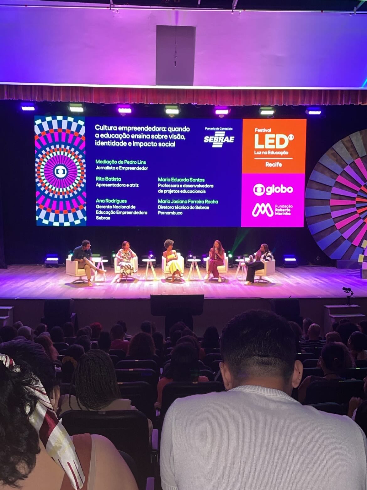 Na última terça (24), no Teatro Luiz Mendonça, aconteceu a primeira edição do Festival LED em Recife, após passar por Rio de Janeiro e Belém. E claro que estivemos lá para conferir!
👉🏽 “Desinformação: de onde vem e por que importa?”
Patrícia Blanco e Paula Paiva mostraram na prática como funciona o quadro É Fato ou Fake, onde o público tentou adivinhar a veracidade de casos reais e conheceu as ferramentas usadas na checagem. O destaque foi o avanço da IA, com vídeos sintéticos e áudios manipulados desafiando cada vez mais os profissionais do jornalismo.
👉🏽 “Cultura empreendedora: quando a educação ensina sobre visão, identidade e impacto social”
Rita Batista, Ana Rodrigues (Sebrae Nacional), Maria Eduarda Santos e Maria Josiana Rocha (Sebrae PE), mediados pelo jornalista Pedro Lins, debateram como despertar criatividade e autonomia nos alunos. O consenso: ensinar empreendedorismo nas escolas é sobre mentalidade, não sobre abrir empresa.
👉🏽 “Educar pela memória: Chico Science como patrimônio vivo”
Jorge du Peixe (Nação Zumbi) e Gorete França, irmã e curadora do acervo de Chico Science, conversaram com a jornalista Lorena Calábria sobre manter vivo o legado do Manguebeat às vésperas dos 30 anos da morte do artista. O momento mais emocionante foi a participação especial de Louise França, filha de Chico, que cantou ao vivo Risoflora, faixa que regravou para o Projeto Replay Da Lama ao Caos, série documental exibida no Canal Bis e no Globoplay.
Quer o link completo do artigo? Comenta LER aqui embaixo!
#ledfestival #empreendedorismo #educação