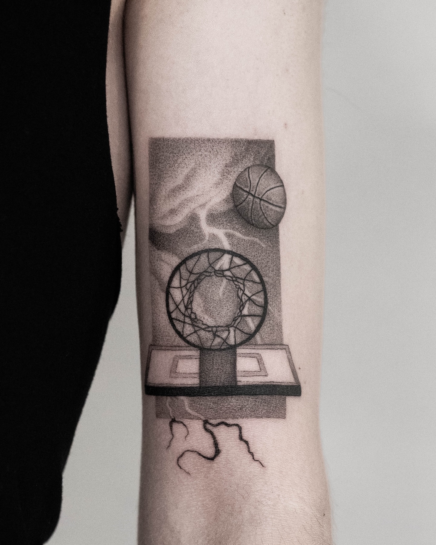 @maikel.vd a true basketball devotee, came to me with the wish to carry his love for the game. Thank you for making the journey all the way from Groningen to Eindhoven.
#basketballtattoo #eindhoventattoo #dutchtattoo #tilburgtattoo #sporttattoo