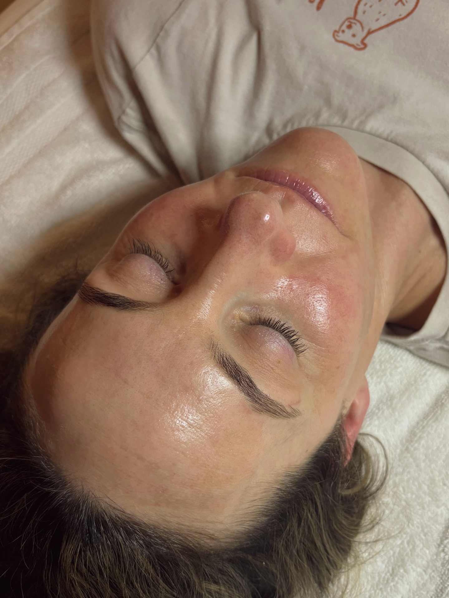 Busy moms and business women can take a moment to slow down too✨ Even if your schedule is packed, the 30-minute facial or dermaplane express are perfect for when you’re short on time but still want fresh healthy skin 😌