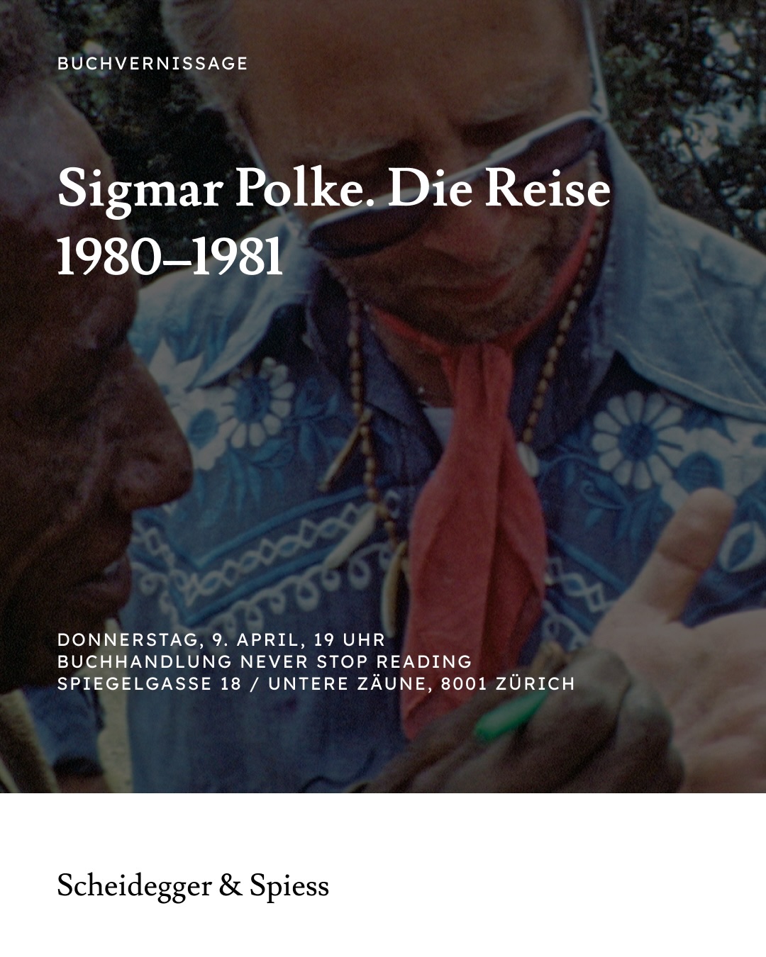 Buchvernissage bei Never Stop Reading!
📅 Donnerstag, 9. April
🕖 19 Uhr
📍 Spiegelgasse 18 / Untere Zäune, 8001 Zürich
Was hat Sigmar Polke mit Chagall und Augusto Giacometti gemein? Es wäre interessant zu sehen, wie hoch die Trefferquote wäre, würde diese Frage in einem Zürich-Quiz gestellt. Doch das ist hier und heute nicht das Thema, nein, vielmehr geht es um eine tollkühne Abenteuerreise, die der einstige DDR-Flüchtling und Weggefährte von Gerhard Richter anfangs der 1980er-Jahre unternahm.
Geplant gewesen war ursprünglich eine stille, der Arbeit gewidmete Auszeit auf Bali, die der zu jener Zeit 40-jährige Künstler Sigmar Polke mit seiner damaligen Lebensgefährtin Britta Zoellner verbringen wurde. Doch bald liessen sich die beiden von der Abenteuerlust mitreissen. Daraus wurde eine 13-monatige Reise von Indonesien über Singapur nach Papua-Neuguinea, Australien, Tasmanien, Malaysia und Thailand. Fasziniert von den alten Hochkulturen, der Gamelan-Musik oder dem Schattentheater, wandten sie sich vermehrt ethnischen Gesellschaften und deren Lebensformen zu, insbesondere auch der tropischen Fauna und Flora und den Heilpflanzen.
Dabei waren es vor allem Zoellners Kalendernotizen, Filme und Fotos, die der Kunsthistorikerin Katharina Schmidt jetzt halfen, diese wenig bekannte Reise chronologisch nachzuzeichnen. Sie untersucht für das eindrückliche Buch, wie sehr der Künstler durch die intensive Erfahrung anderer Kulturen und grandioser Landschaftsräume, aber auch durch das Entdecken kosmischer Ereignisse, bewegt war. Und sie zeigt auf, wie sehr die Fülle der Beobachtungen seine künftige Kunst, seinen Naturbegriff und seine Vorstellungen von Raum und Zeit prägten. Empathie für das Schicksal indigener Völker unter kolonialer Herrschaft und für eine durch Ausbeutung der Bodenschätze wie Uran oder Gold gefährdete Natur lässt erkennen, wie achtsam und weitblickend diese konzentrierte Künstlerreise verlief.
An der Buchvernissage führt Autorin Katharina Schmidt ein Gespräch mit der Kunsthistorikerin Dr. Jacqueline Burckhardt und Sigmar Polkes Tochter Anna.
www.neverstopreading.com