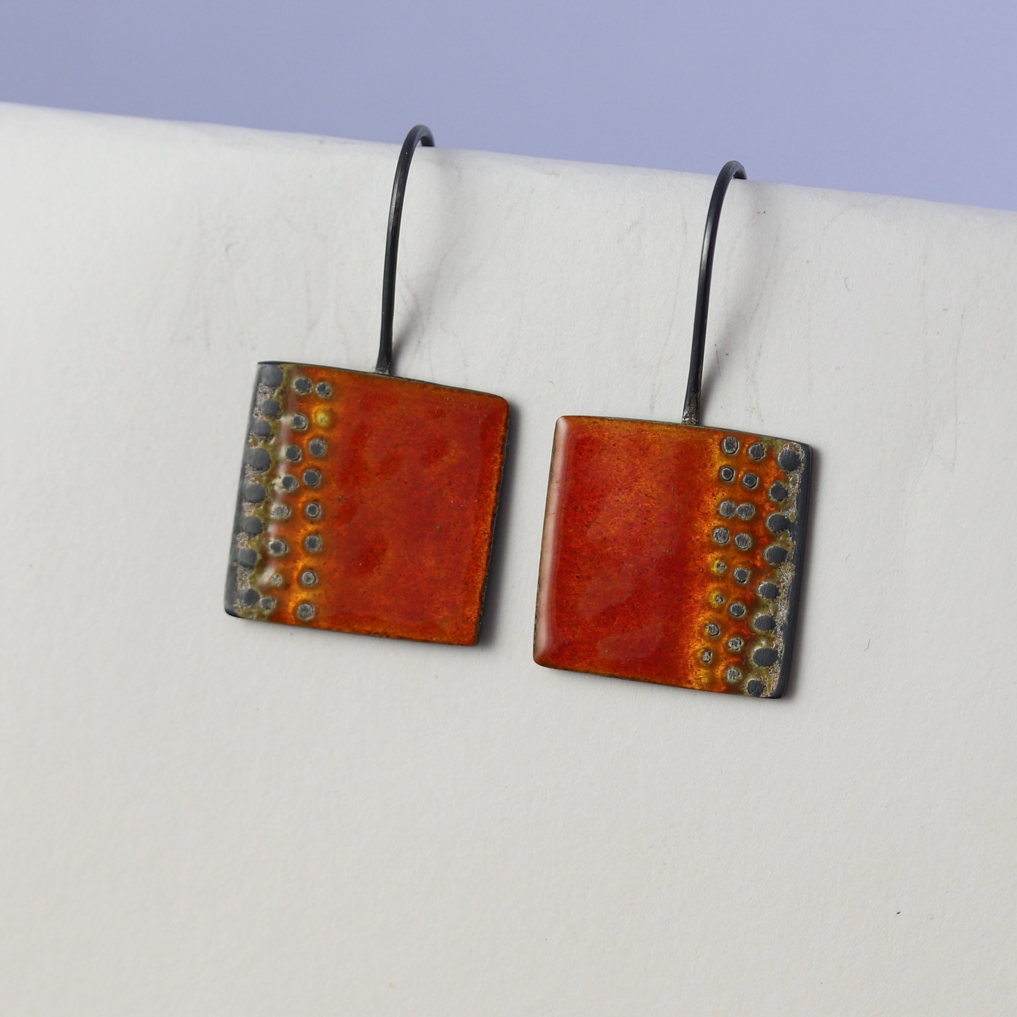 That feeling of cool as you dip your hand into the rock pool and brush around the seaweed to the barnacled rock beneath….
I do love the sea and spending time on the wild and remote coast.
New design exploring a sense of place.
Earrings just added to my shop 🧡
Scarf by @elizabeth.loveday.art 💛
#wearcolour #thewild #handmade #thesea #contemporarydesign