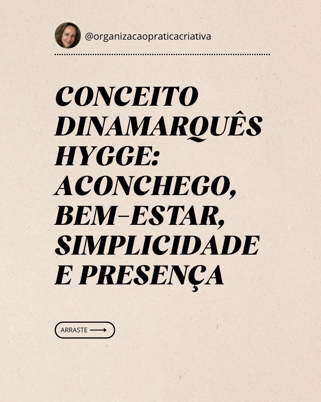 Conceito dinamarquês hygge: aconchego, bem-estar, simplicidade e presença
Hygge é quando a casa respira junto com você. Quando a organização não exige, mas acolhe. Quando o simples vira suficiente.
O conceito hygge teve seu primeiro registro no século XVIII, na Dinamarca. A palavra vem do norueguês antigo “huggg e significa consolar, acolher, abraçar.
Ele se tornou muito importante por ajudar a moldar a forma como os dinamarqueses organizam suas casas, como consomem (menos ostentação, mais propósito) e como valorizam o lar como refúgio. Nada tem a ver com perfeição estética, vai muito além da decoração. Ele fala de bem-estar, aconchego e presença, da arte de tornar o cotidiano mais gentil — inclusive através da organização.
Hygge é a arte de criar atmosferas acolhedoras e de valorizar os pequenos prazeres do cotidiano, como uma casa organizada, mas não rígida; luz suave, velas, tecidos confortáveis; objetos que contam história; tempo desacelerado e sensação de segurança emocional.
Na organização, o hygge propõe menos excesso, mais significado; espaços funcionais e afetivos; organização que acolhe, não que oprime; cada coisa no lugar para facilitar a vida, não para impressionar. Cada objeto fica porque faz sentido, porque é útil. Prioriza conforto: itens ao alcance, espaços que facilitam a rotina, ambientes que convidam a ficar. É organização com alma e busca pela paz. Organizar aos poucos, respeitando o tempo e a energia. Sem culpa. Sem pressa. Como quem arruma a casa para si, não para os outros.
No fundo, hygge é isso: viver em ambientes que não exigem de você — eles te sustentam.
Organizar com hygge é escolher todos os dias um pouco mais de suavidade. É permitir que a casa seja um abraço silencioso no meio da rotina. É criar um espaço que sustenta a vida real, com suas pausas, imperfeições e pequenos prazeres.
Não é à toa que a Dinamarca é o segundo país mais feliz do mundo, só atrás da Finlândia (dados do World Happiness Report - Relatório Mundial da Felicidade, 2025).
#PersonalOrganizer #Organização #DicaDeOrganização #hygge #bem-estar