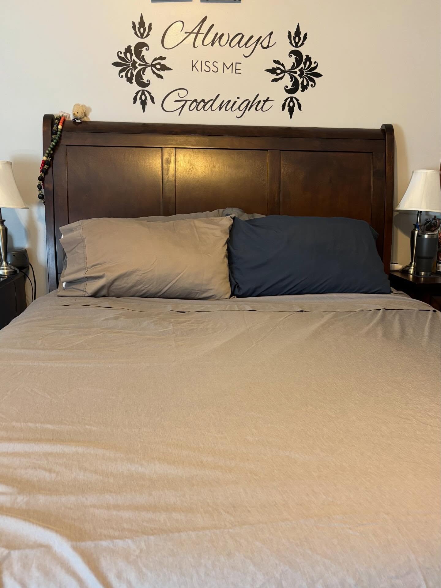 Fresh sheets kind of day 🛏️🧺✨
Did you know your bedding collects sweat, skin cells, oils, and even dust mites over time? In fact the average person sheds millions of skin cells every day!
Keeping your sheets clean is not just about comfort it can support your skin, reduce allergies, and even improve your sleep quality.
Most people should be washing their sheets every 1 to 2 weeks… and even more often if you sweat, sleep with pets, or have sensitive skin.
There is nothing like climbing into a clean bed though 😌💤
Be honest… how often are you changing yours? 👇 I do every 7-9 days when life allows and before each travel trip because I love coming home to clean sheets 🛌