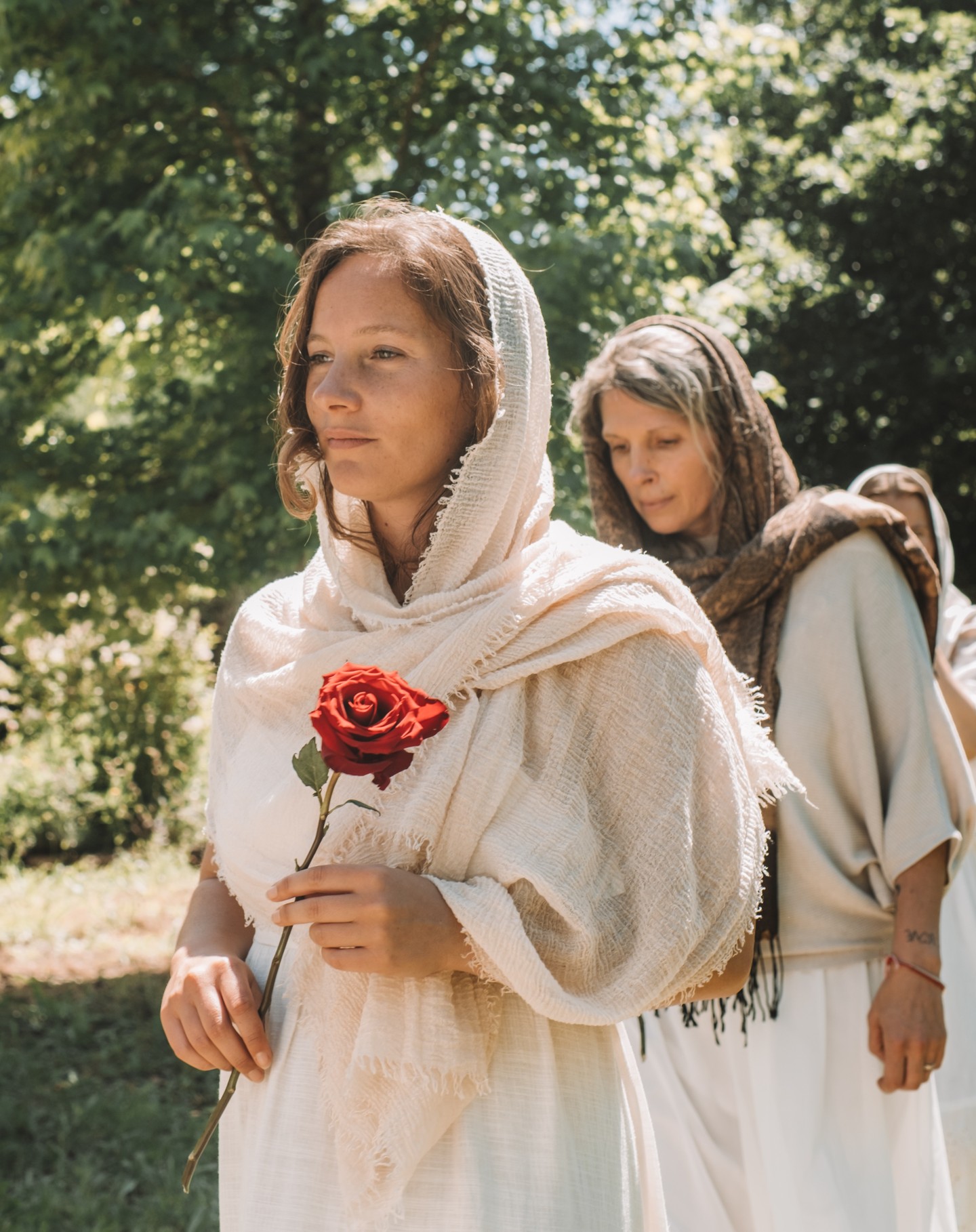 Un mois vient de passé depuis la retraite Womb Priestess.
Un mois que j’ai dit aurevoir à cette terre de Gravito.
Un mois que j’ai serré dans mes bras ces femmes, ces soeurs.
Une expérience hors du temps, hors des âges.
Cet espace, cet enseignement, je l’ai attendu toute ma vie.
Et en même temps j’en avais déjà la mémoire.
Réminiscences, retrouvailles, réengagement.
Accepter l’évidence du chemin qui se dessine.
Renouveler ma foi dans le mystère.
De la beauté à chaque instant.
Dans nos cris, nos larmes, nos sourires, nos regards.
Une des plus belles expériences de ma vie.
Des instants gravés dans le coeur.
Ces enseignements ont trouvé leur place dans mon quotidien et donnent une nouvelle saveur à la suite du chemin. Merci ma chère @yenatonantzin d’avoir accepté d’être celle qui me réouvre la porte dans cette vie ci. Merci à chacune des femmes, des sœurs, des amies qui ont partagé ce moment. Merci pour votre écoute, votre tendresse, vos rires, vos partages et votre amour. 🌹❤️
Photos par la talentueuse @amulherestrela