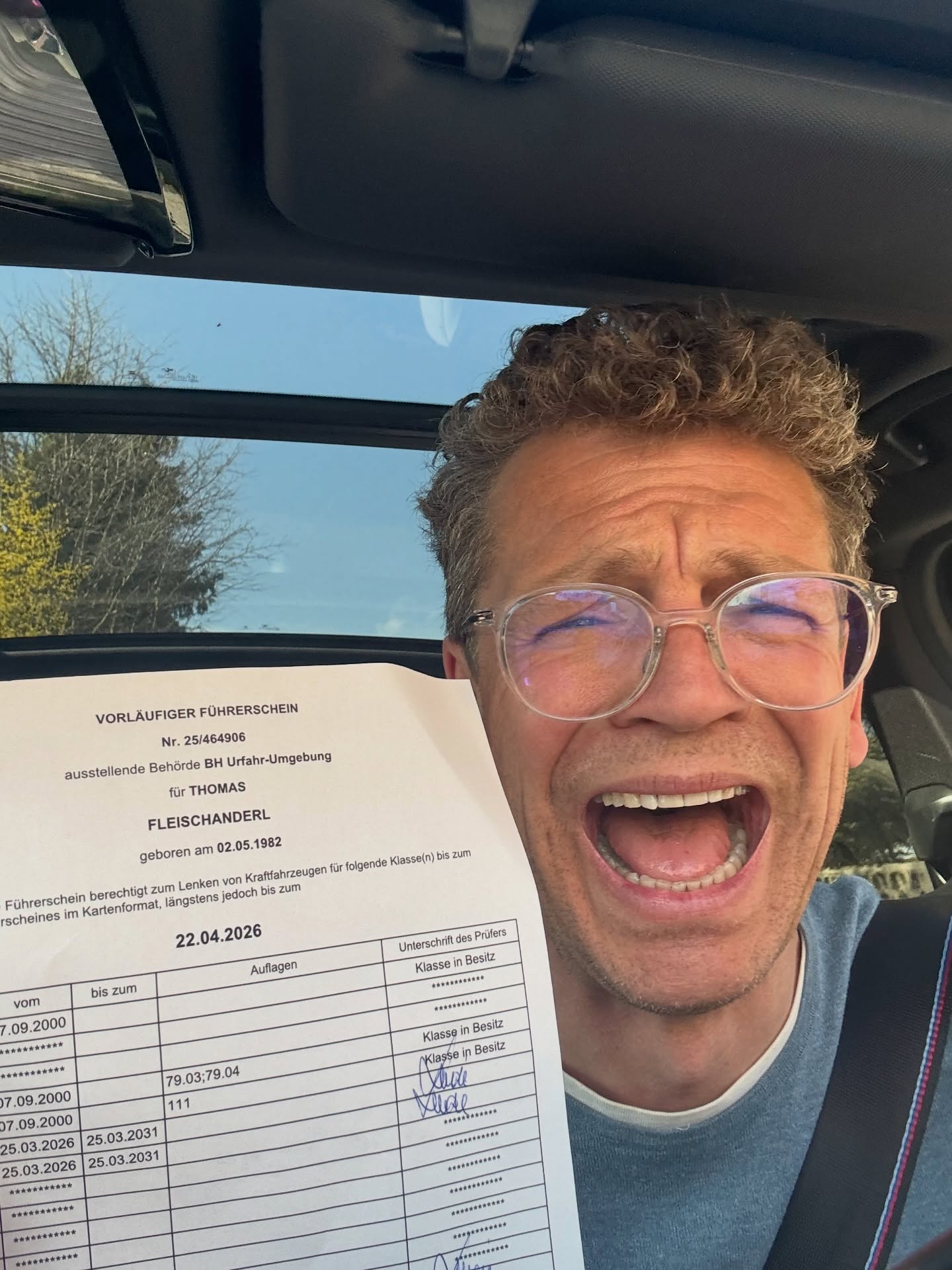 😳 Führerschein weg!
Und jetzt fahre ich vorübergehend mit genau diesem Zettel in der Hand – der mir bestätigt, dass ich heute auch praktisch den C-Führerschein geschafft habe 🚛🥳… bis der neue ausgestellt ist. Es ist die schönste Art, seinen Führerschein zu verlieren 🙂.
Und ja: Ich bin wirklich a bissl stolz 😎 stolz, das durchgezogen zu haben – eine fordernde Theorie und für einen Nicht-Techniker alles andere als selbstverständlich in der Praxis. Was bleibt, ist riesiger Respekt vor allen, die täglich solche Brummer bewegen 💪.
Bald geht’s los: Mit der mobilen Bucketlist Schmiede zu Wirk-Werk-Workshops, Erlebnis-Expeditionen und Vorträgen 🚛🔥 – und das gehört gefeiert 🍾🥂.
#BucketlistSchmied #VomErlebnisZumErgebnis #WirkwerkWorkshop #Erlebnisexpedition #Cführerschein