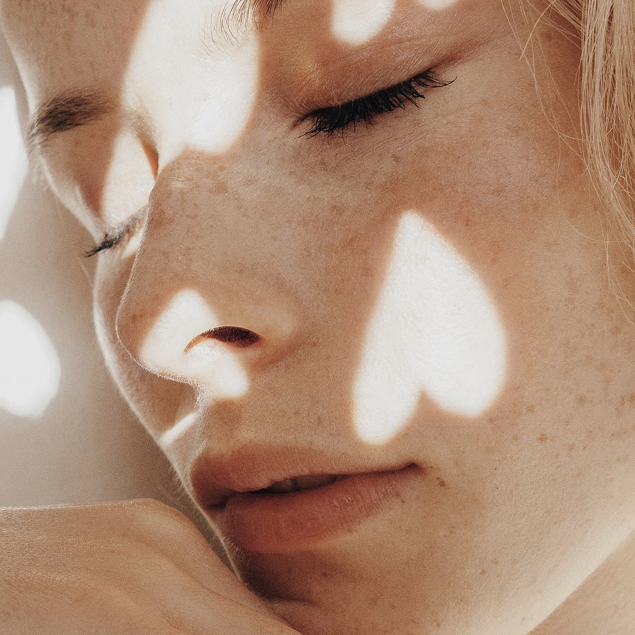 AB TRANS-SEASONAL BEAUTY
As we enter the colourful season of Autumn, you may notice a shift in your skins behaviour. Summer sun exposure, heat and environmental changes can lead to premature aging, uneven skin tone, and a drier skin.
Products rich in antioxidants provide a myriad of skin benefits defend & protect your skin, improve its texture and deliver that inside out glow.
What is your favourite skincare antioxidant?
#ABskin #abskinperfectingtechniques #antioxidants #hydratedskin #plantbased #happyskin