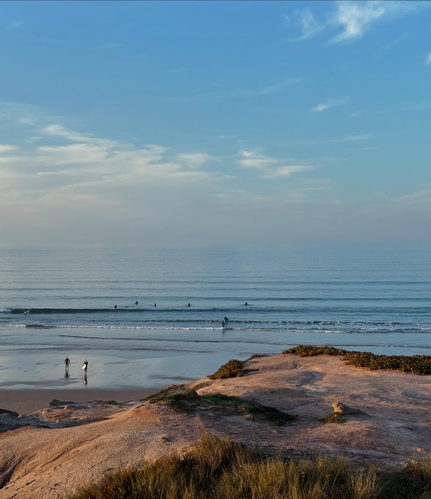 Just another beautiful moment from our backyard. 🌊✨
#homebythesea #livebythesea #oceanlife #surflife #beachdays #baleal #colivingspace #colivingcommunity #workandsurf #surfeveryday #remotework #coworkandsurf #portugal