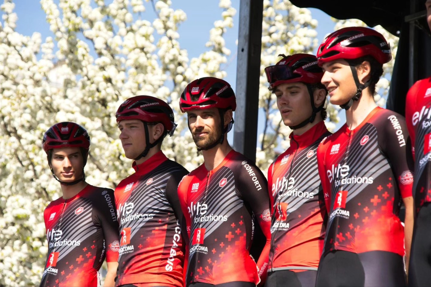 Une belle reprise sur cette magnifique édition d'Annemasse-Bellegarde et retour.
Le résultat final n'est malheureusement pas là, mais on aura essayé des belles choses!
Très content de mes sensations pour la reprise, ça augure bien pour la suite !
Prochaine course samedi au GP Berra Immobilier à Martigny !
Merci à toute l'équipe @elitefondationscyclingteam pour la journée au top ❤️♠️
📸 : @gecaulvisual, @directvelo
#elitefondationscyclingteam #elitefondations #sogecoma #roccabois #conforti #debonsarchitecture #leonbychaidubaron #chaidubaron #velosophebeer #scott #bikeonscott #velosophecyclistbeer #genevecyclisme #velotoze #Tokiwi #roccabois #cuagsport #castelli #kaskhelmets #motorex #motorexbikeline