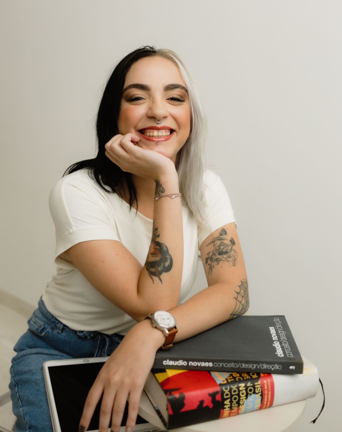 Um ano de alto astral, ideias que chegam com entusiasmo e um cuidado com os clientes que a gente nem precisa pedir.
Alice, você não só faz parte da equipe, você permite que a empresa seja um lugar melhor!
Obrigada por trazer leveza, criatividade e presença em cada entrega.
A Abrace ficou mais feliz com você! 🧡✨