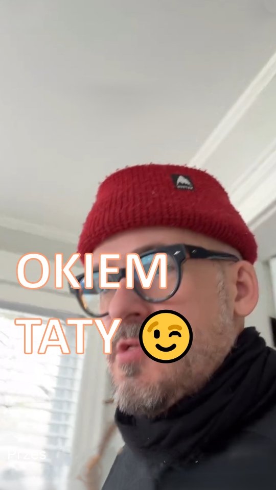 Wielka walka ze starszakiem o wszystko? 🙈😅 Hmm... każda trudna sytuacja, która wyzwala u Ciebie silną reakcję, będzie wzmacniać trudne zachowania.
Co działa, kiedy starszak odmawia współpracy?
✅ Z pewnością Twoja obecność i spokój: neutralny ton głosu i proste komunikaty. Nie musisz się tłumaczyć, Twoją rolą jest PRZEPROWADZENIE dziecka przez trudniejsze sytuacje bez rezygnacji z tego, co po prostu musicie zrobić. 🤍
✅ Ignorowanie niekorzystnego zachowania BEZ IGNOROWANIA DZIECKA. Starszak każdego dnia uczy się, w jaki sposób działa świat: że istnieją pewne zasady, których trzeba się trzymać, np. „Zimą ciepło ubieramy się zanim wyjdziemy na spacer”.
A, że najczęściej uczy się poprzez odmowę… tego nie zmienimy (w psychologii mówimy wtedy o negatywiźmie dziecięcym, a potocznie o buncie dwulatka). Ale przecież wiesz, że starszak będzie Cię kochać tak samo przed i po „awanturze”.
Aby móc Ci ufać, musi czuć, że PORZĄDKUJESZ jego świat, a nie wprowadzasz do niego chaos.
To było pytanie, które zadawałam sobie, kiedy musiałam sprostać „podwójnemu” buntowi (mam bliźniaki!):
➡️ "Czy teraz porządkuję ich rozumienie świata, czy robię w tym świecie bałagan?”
Przeanalizuj swoje reakcje w trudnych sytuacjach: czy wtedy angażujesz się bardziej w nakłanianie Twojego dziecka, aby coś zrobiło, w wielokrotne upominanie i skomplikowane tłumaczenie?
Z kolei, czy kiedy dziecko posłucha Cię za pierwszym razem, zauważasz to?
Być może swoim zachowaniem wzmacniasz to, czego nie chcesz... Twoja silna reakcja to dla starszaka sygnał, że warto tak właśnie robić! Więc lepszą strategią – nie mówię, że najłatwiejszą! 😉 – jest dostrzeganie korzystnych zachowań. Kiedy szykowanie się do wyjścia na spacer przebiega sprawnie, powiedz: „Dziękuję, że tak szybko udało Ci się założyć czapkę i szalik!”.
Twoja uważność i świadome działania będą wspierać zachowania dziecka ułatwiające Wasze wspólne funkcjonowanie na co dzień. 🩷
Czy powyższe rady mają zastosowanie także wokół snu starszaka? Tak! 😊
W pole komentarza lub w DM wpisz słowo:
BUNT
Wyślę Ci link do strony z dalszymi informacjami o śnie starszaka oraz z moją ofertą.
Rodzicielstwo 🔸 sen dziecka 🔸 starszak 🔸 bunt dwulatka