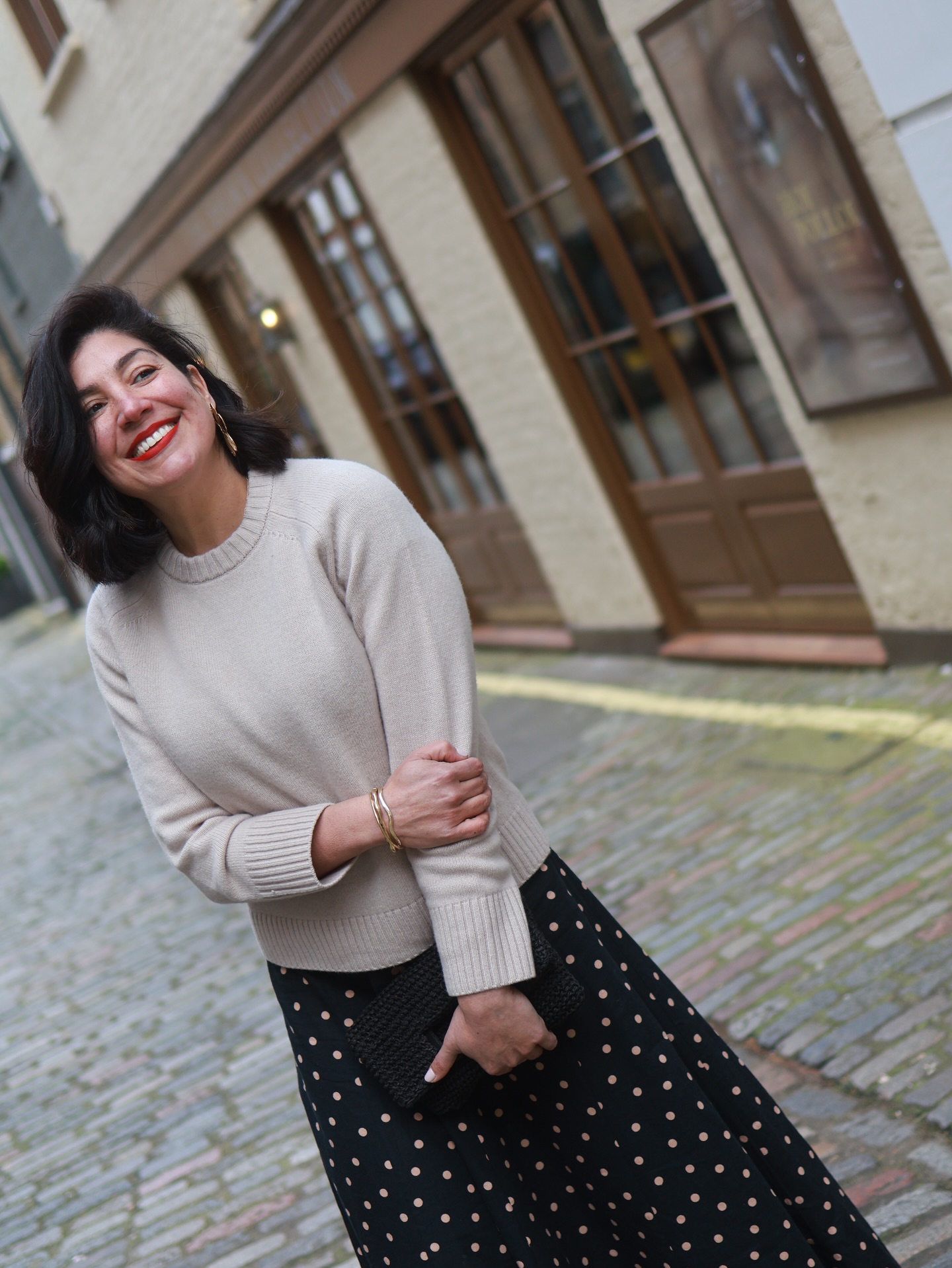 That is the thing about Spring… One day is hot and the next is freezing!
.
.
Skirt and boots @sezane #sezane #sezanelovers (Pr items)
Jumper @insidejigsaw
Bag @zara
.
Always loved a polka dot outfit. Who else?
.
Polka dot skirt, polka dot outfit, cashmere jumper, neutral colours, outfit inspiration