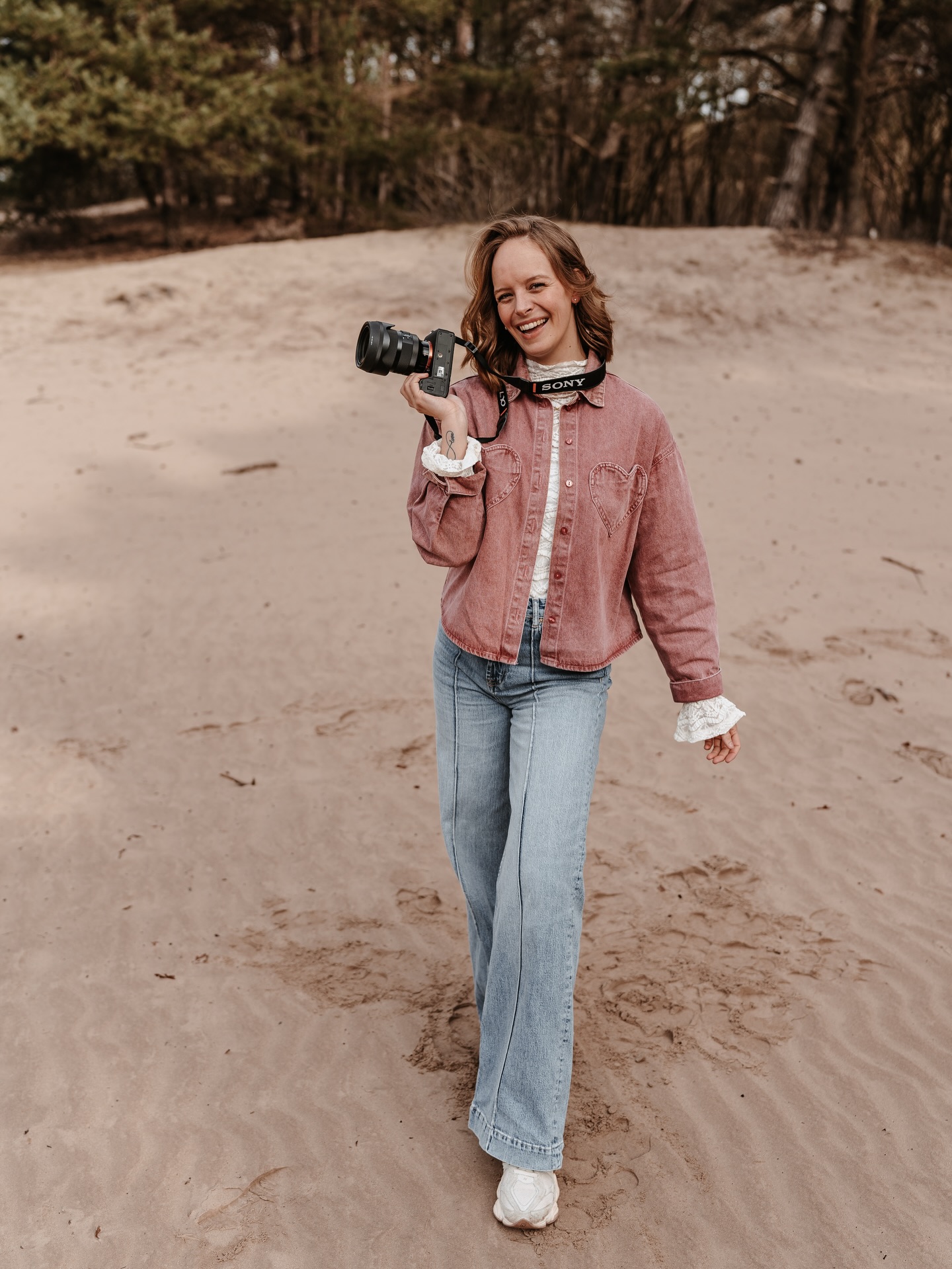 𝗪𝗶𝗲 𝘀𝘁𝗮𝗮𝘁 𝗲𝗿 𝗮𝗰𝗵𝘁𝗲𝗿 𝗱𝗲 𝗹𝗲𝗻𝘀?📸
HEY! Ik ben Robin!🙋🏼♀️
Degene die mij goed kennen omschrijven mij als enthousiast, spontaan & avontuurlijk. En dat zijn ook precies de dingen die ik graag mee breng in een fotoshoot!🙌🏻
Een shoot met mij is niet standaard en is niet geposeerd. Met mijn enthousiasme en een hoofd vol leuke ideeën zorg ik ervoor dat de shoot zelf ook een toffe ervaring is! En dat jullie foto’s krijgen waar je opstaat zoals je ECHT bent. Spontaan, jezelf & puur.❤️ En heb ik al gezegd dat kinderen gewoon lekker kunnen spelen? Die foto’s? Dat komt echt wel goed!
Voordat je een shoot bij mij boekt wil je misschien wel weten wie ik ben? Dus deel ik een paar leuke foto’s & feitjes over mezelf!⬇️
• Ik ben part-time dog mommy! Tijdens een reis door Thailand werd ik verliefd op een straat hondje.🐕 Samen met mijn reis maatje besloten we hem mee terug te nemen naar Nederland. Nu zorgen we samen voor Lucky.
• Ik heb echt een zwak voor mooie hikes! Ik kan er geen genoeg van krijgen! Mijn hart gaat sneller kloppen van mooie natuur en avontuurlijke wandelingen!😍
• Naast mijn fotografie bedrijf werk ik ook nog part-time bij KLM.✈️
• Ik had altijd een hekel aan hardlopen. Toch ben ik nu verslaafd aan Hyrox races en ben ik hardlopen gaan waarderen!🔥
• Ik vind het fantastisch om Lucky de wereld te laten zien. Helaas lukt het door zijn angstige karakter niet altijd. Maar als het kan, neem ik hem graag mee!🌎
• In 2020 begon ik met een wereldreis. Ik startte in Australië. Hier stopte de reis na 3,5 maand ook weer.. vanwege corrie🦠
• Ik ben GEK op familie!🥰Ik ben een papa & mama meisje.
• Ik doe mijn fotoshoots het liefst in de natuur! Of bij mensen thuis ik hun eigen omgeving.👌🏻
Heb je vragen over een fotoshoot met mij? Stuur dan gerust een DM!💌 Ik sta je vol enthousiasme te woord!!
•
•
•
#gezinsfotografie #zwangerschapsshoot #newbornfotografie #koppelshoot #fotograafnederland