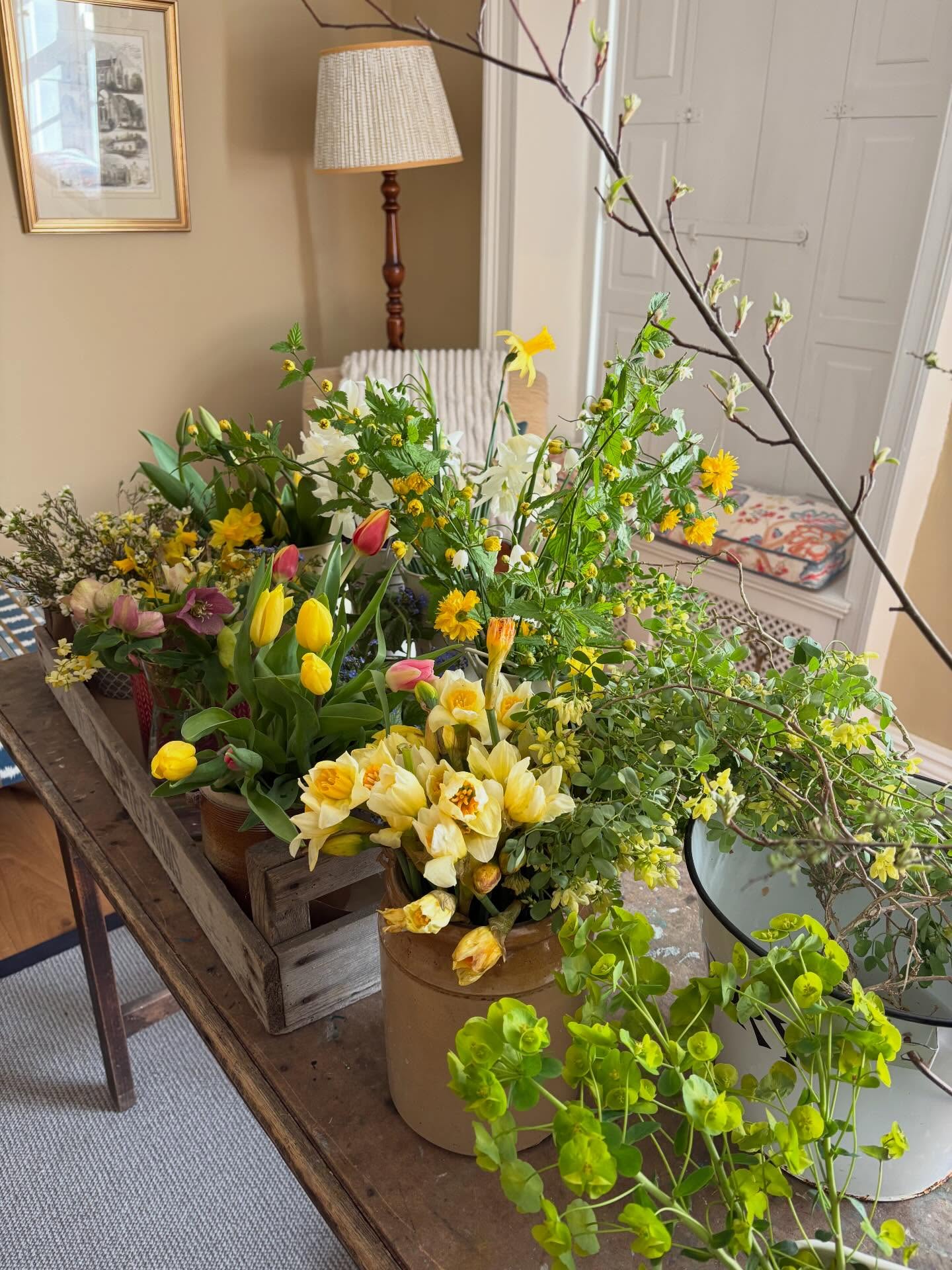 Full happy workshop today on Growing Flowers for Cutting. Made full use of the inside space to avoid the high winds. Superb floristry demonstration by @elaine_hadfield_floraldesigner after Georgina’s PowerPoint presentation. Homemade cake followed us all braving the outdoors and watching how to sow and prick out seeds. Spring has certainly sprung! #gardenworkshops #gardencourses #englishgardenstyle