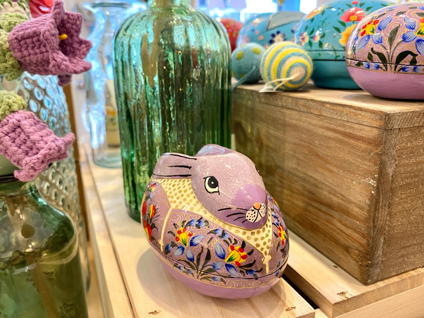 Beautiful fair trade papier-mâché boxes, handmade in Kashmir, a region specialising in this traditional craft.
We have many different sizes of bunny and egg shaped boxes, perfect for filling with chocolates for Easter, or just a lovely gift in their own right.
Courtesy of @fairtotrade
🌷 🪺 🌷
Currently open Tues-Sat 10am-4pm
Swift Art & Design
18 High Street
Winchcombe
GL54 5LJ
#easter #ostara #cotswoldsfairtrade #supportindependent #swiftartanddesign