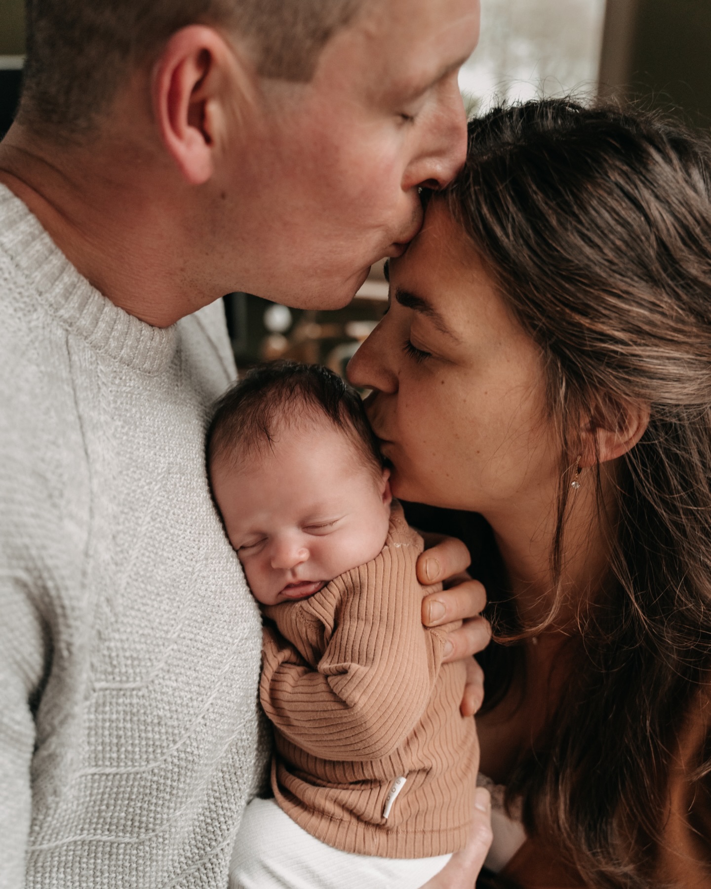 Proud little family 🥹 Knappe Lotte met haar trotse grote broer en ouders. Superleuk, een paar jaar geleden mocht ik ook bij de bruiloft van dit lieve stel zijn en maakte ik hun trouwfilm 🫶🏼
Ben jij momenteel zwanger en wil je graag een newborn shoot plannen? Of een andere fotoshoot? Stuur me een DM voor meer info.
#newborn #newbornphotography #newbornfotoshoot