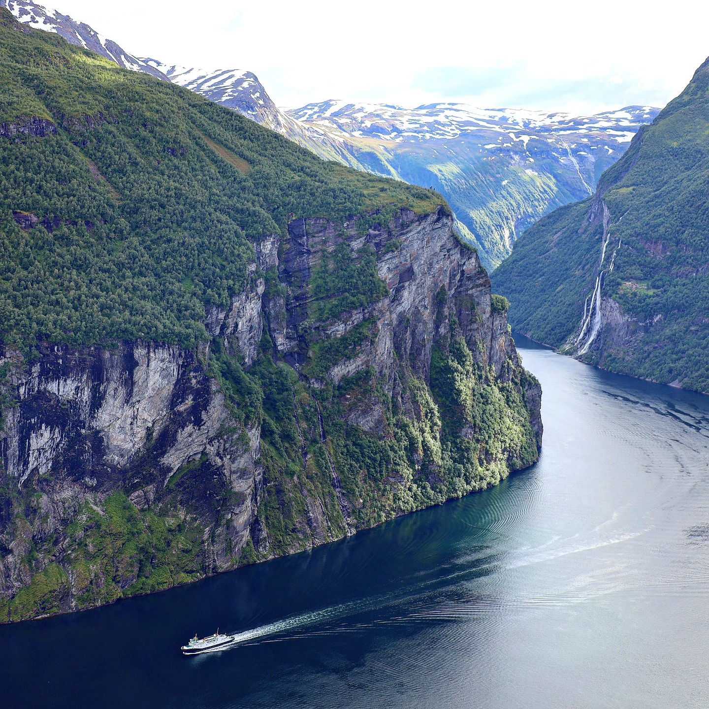 Hallo ihr Lieben,
wir hoffen, ihr genießt noch oder konntet bereits euren Sommerurlaub genießen.
Neben familiären Schicksalsschlägen, mit denen wir in diesem Jahr kämpfen und umzugehen lernen müssen, gibt es aber auch ein paar gute Dinge 😊 Nach unserer letzten Norwegenreise im Juni wollten wir uns selbst etwas Gutes tun und noch den Moment nutzen und haben kurzerhand unseren Weinsberg verkauft und gegen einen Mobilvetter ausgetauscht. Wie immer kam das alles bei uns ziemlich spontan, aber doch gleichzeitig gut überlegt. Und wie könnte man so ein neues Wohnmobil besser einweihen als mit einer Reise in unser Lieblingsland. Also sind wir wieder unterwegs. 3 Wochen Norwegen liegen wieder vor uns, jetzt muss nur noch das Wetter mitspielen 😅
Die Fotos entstanden im Juni am Geirangerfjord und wir hoffen auf genauso schöne Momente jetzt im August/September. 😊
- - - - - - - - - - - - - - - - - - - - -
#geiranger #geirangerfjord #norwegen #norge #visitnorway #norway2day #norwaynature #norwayphotos #explorenorway #ilovenorway #norgefoto #norway_photolovers #norges_fotografer #wohnmobiltour #wohnmobilurlaub #mynorwaystories #reisenmachtglücklich #naturephotography #norwegenliebe #reisefotografie #landschaftsfotografie #landscapephotography #wanderlust #fernweh #explorenorway #norwayphotolovers #camping @norge